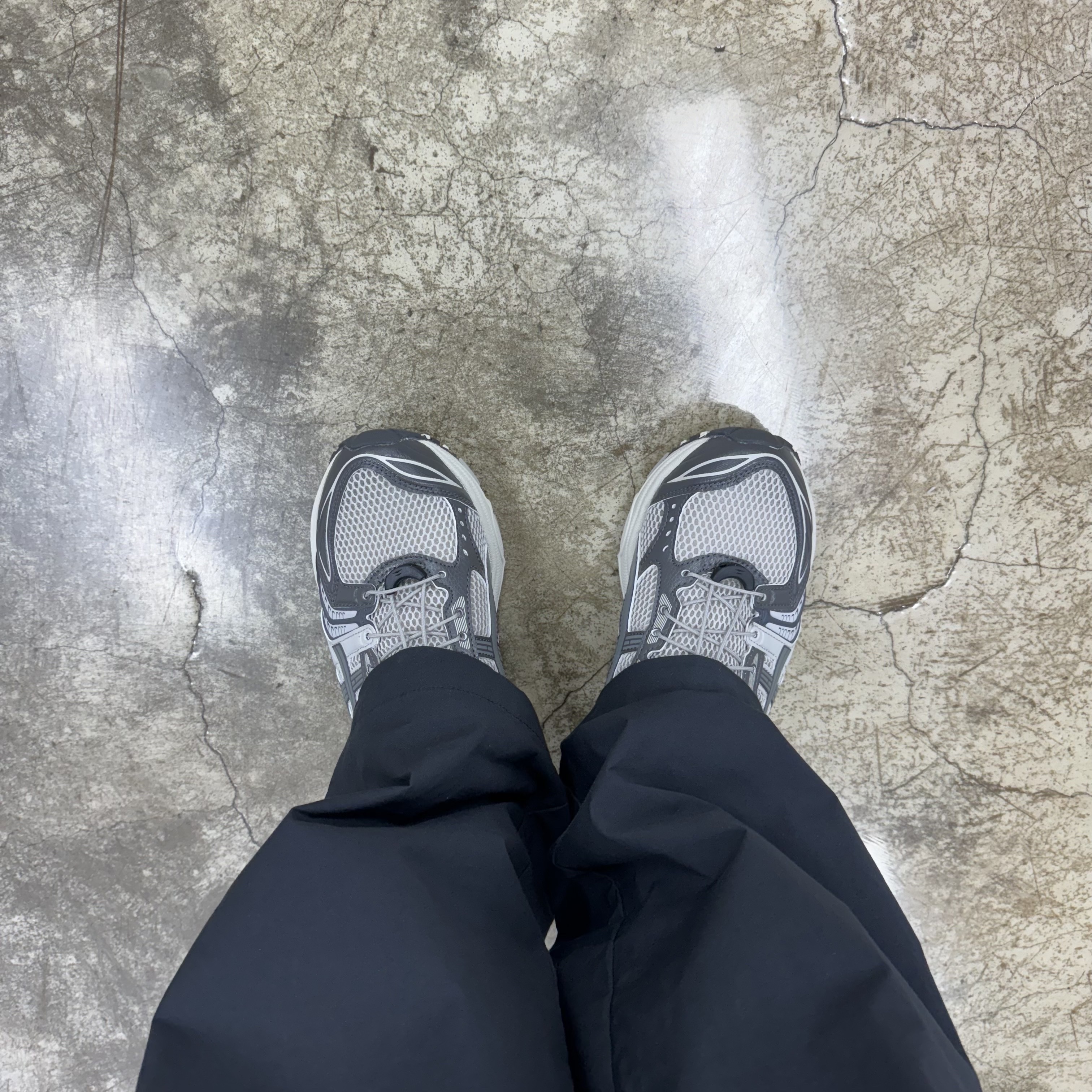 Asics Unlimited Gel-Kayano 14 Oyster Grey Clay Grey 착용 스타일 - 2