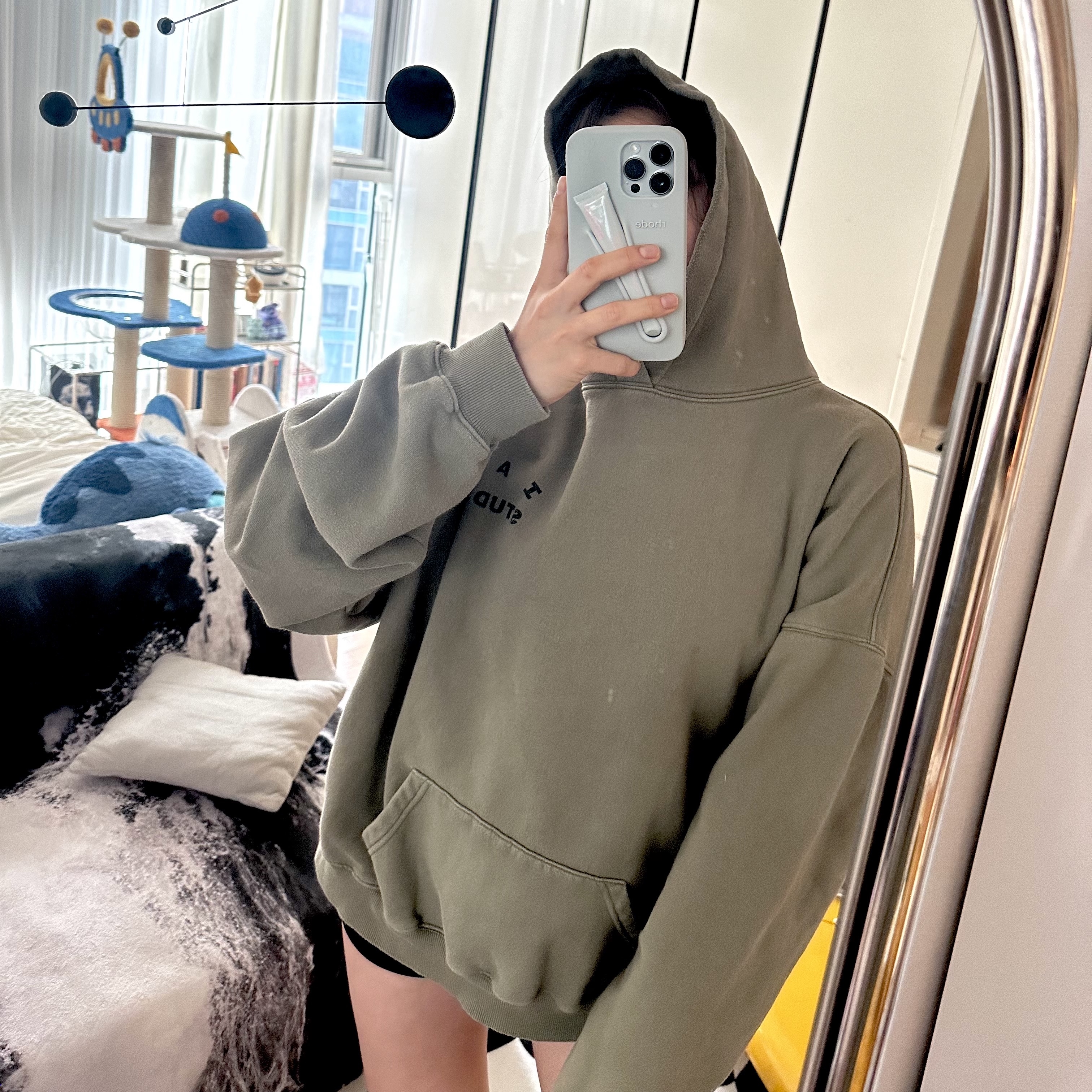 IAB Studio Hoodie Olive 착용 스타일