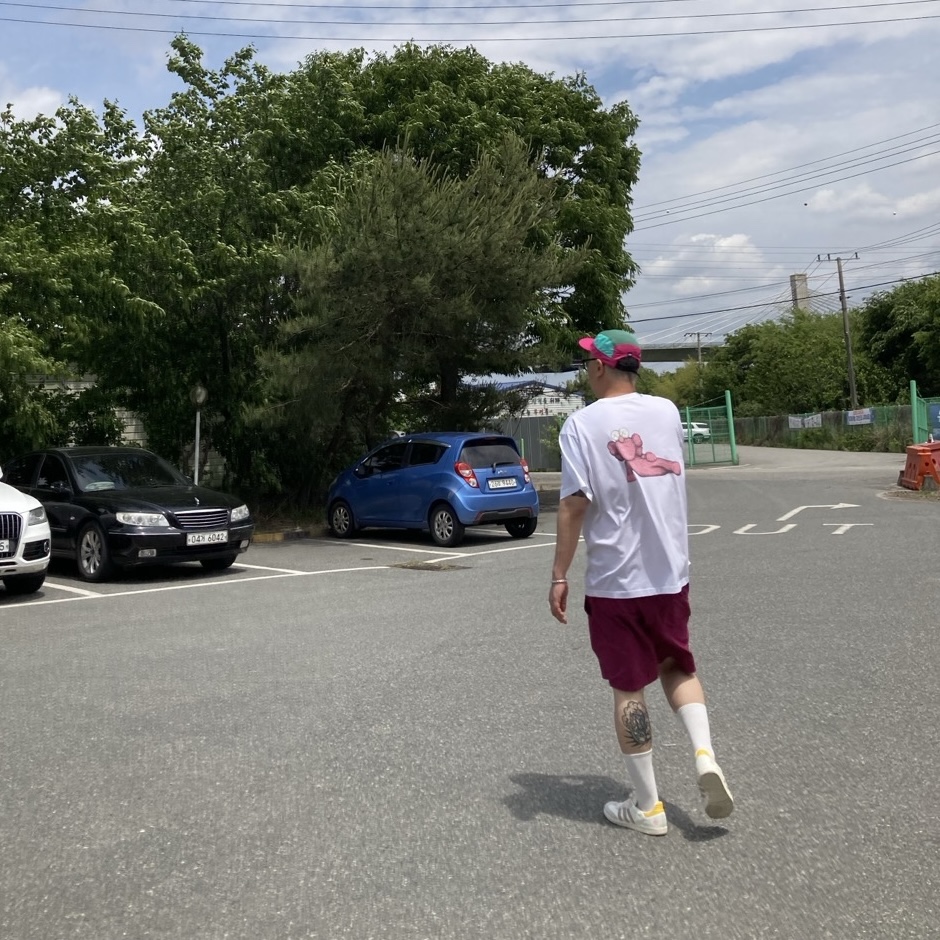 Adidas x Kasina Samba Consortium Cup Off White Trace Khaki, Uniqlo UT x Kaws Short Sleeve Graphic T-Shirt White 착용 스타일