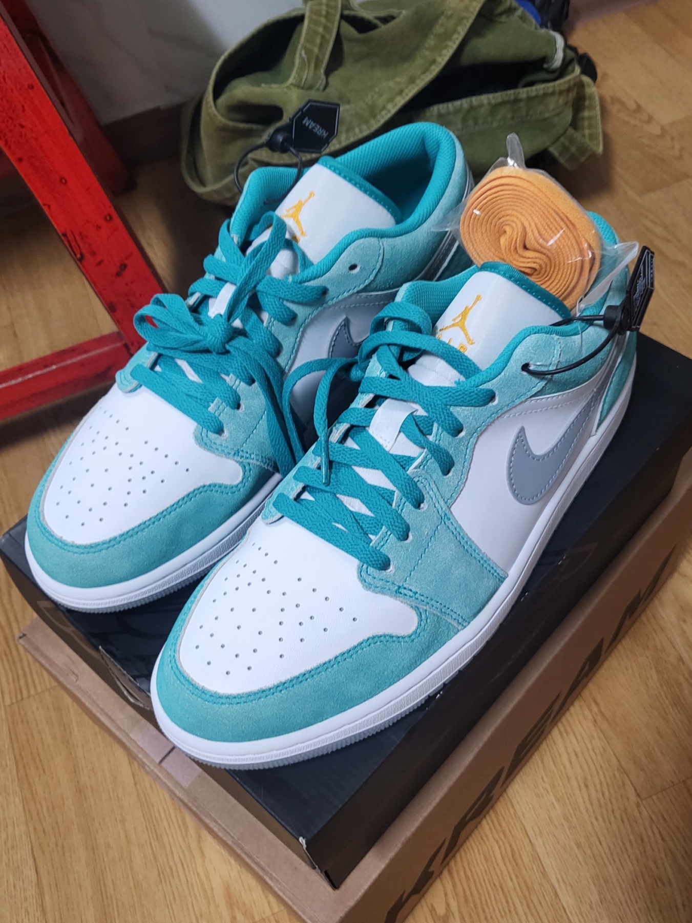 Jordan 1 Low SE New Emerald 착용 스타일 - 1