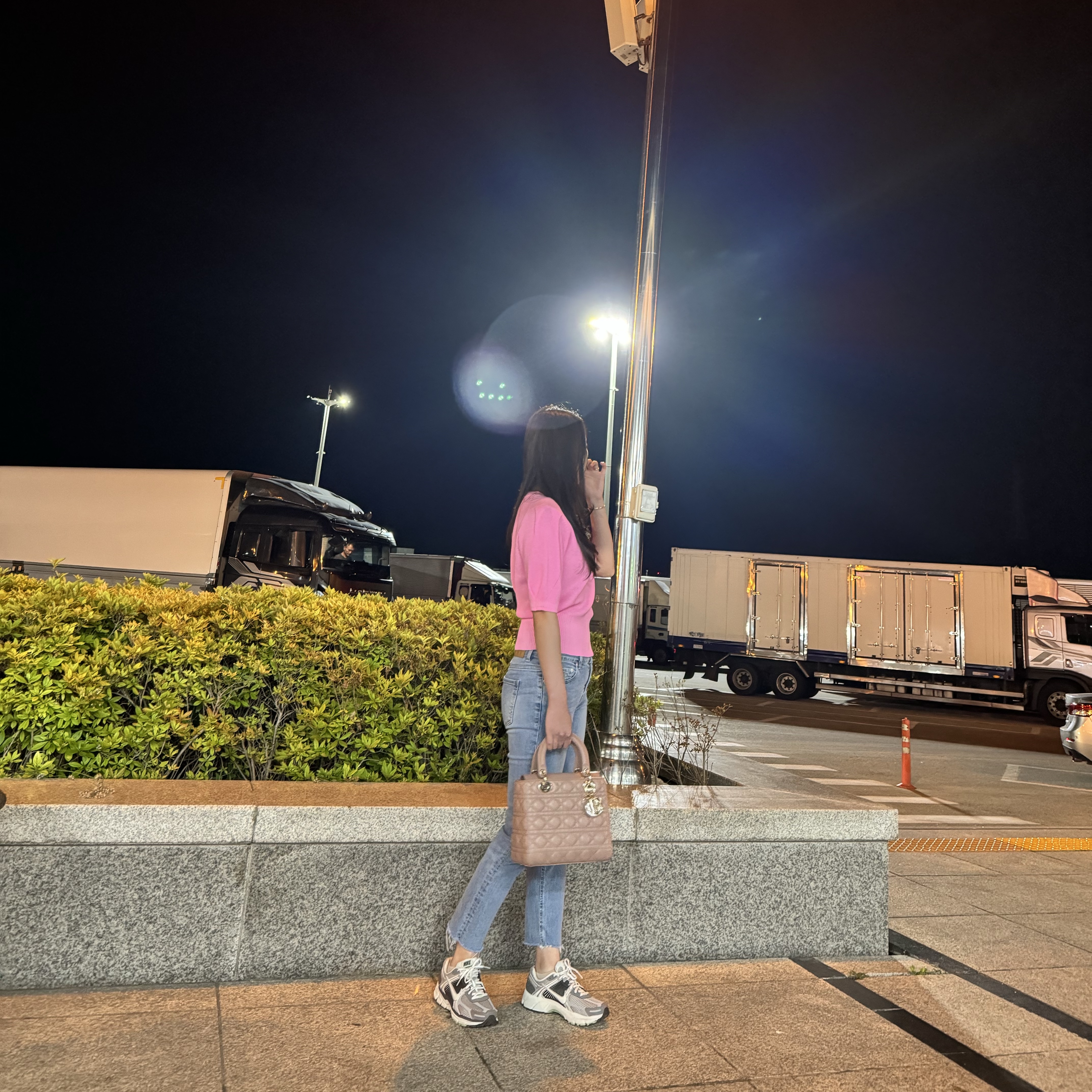 (W) Nike Zoom Vomero 5 Cobblestone and Flat Pewter, Dior Medium Lady Bag Ultramatte Cannage Calfskin Blush 착용 스타일 - 2