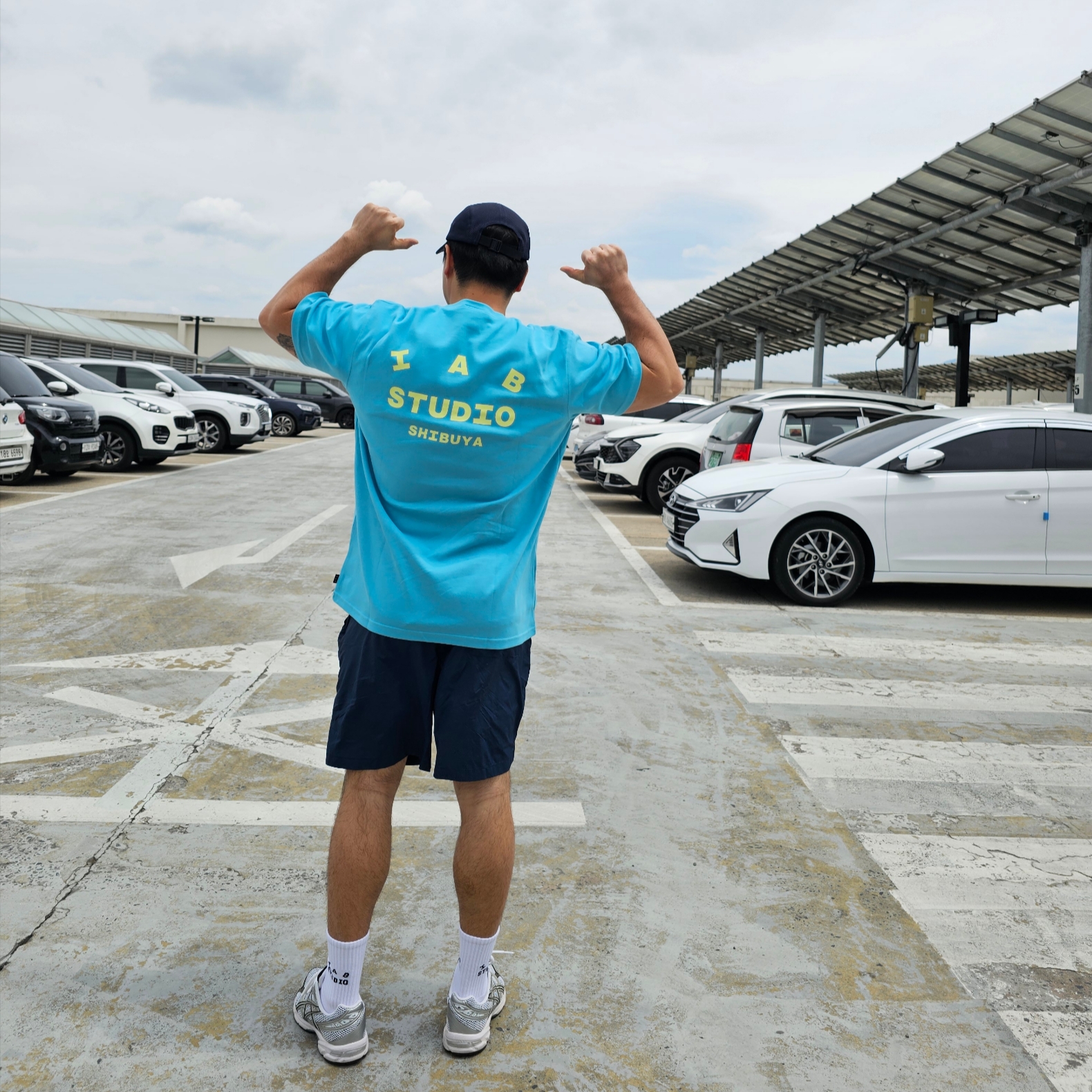 IAB Studio Woven Shorts Navy - The Hyundai Seoul Exclusive, IAB Studio T-Shirt Soda - Shibuya Exclusive 착용 스타일 - 3
