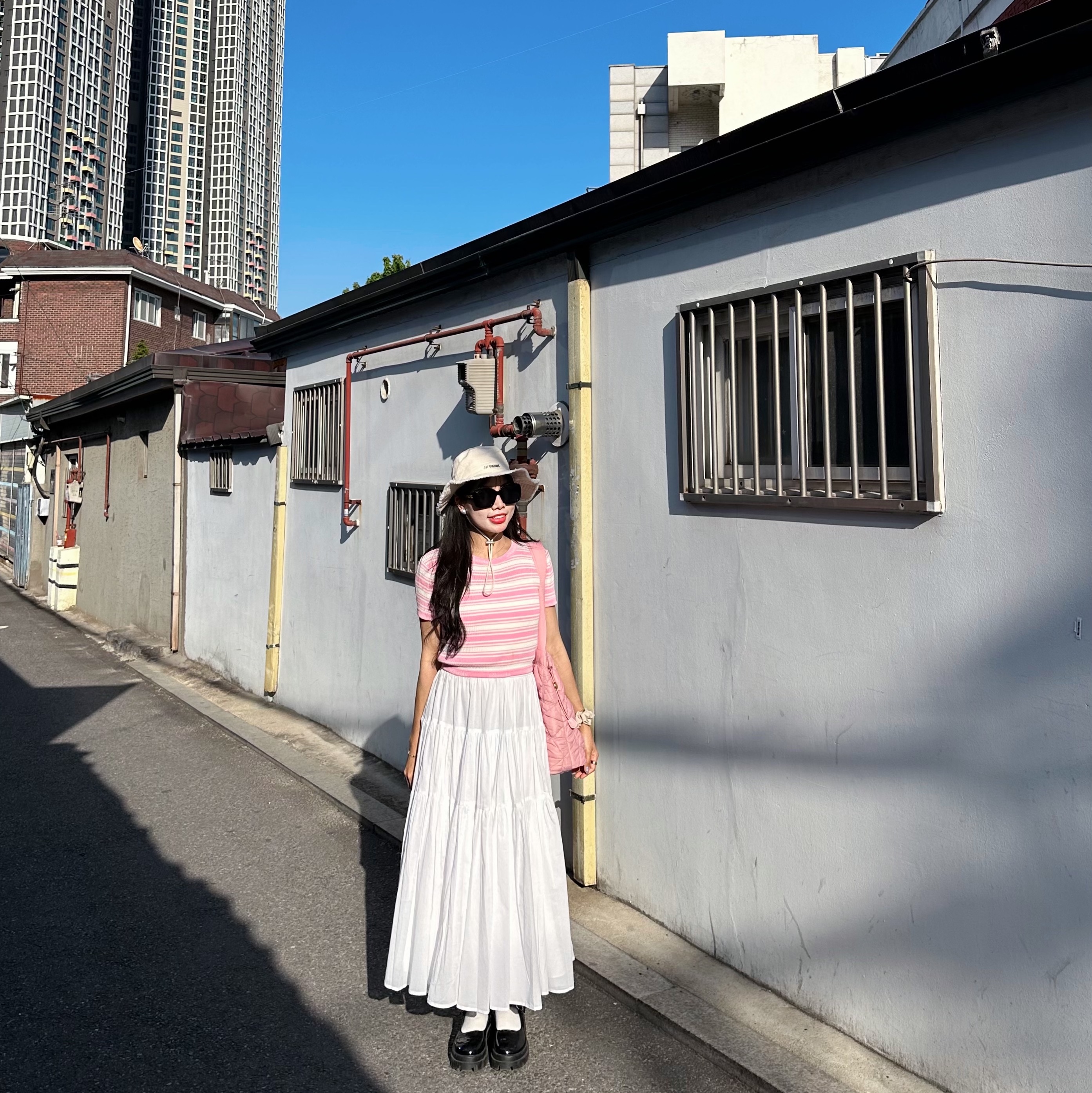 Jacquemus Le Bob Artichaut Bucket Hat Off White 착용 스타일 - 2