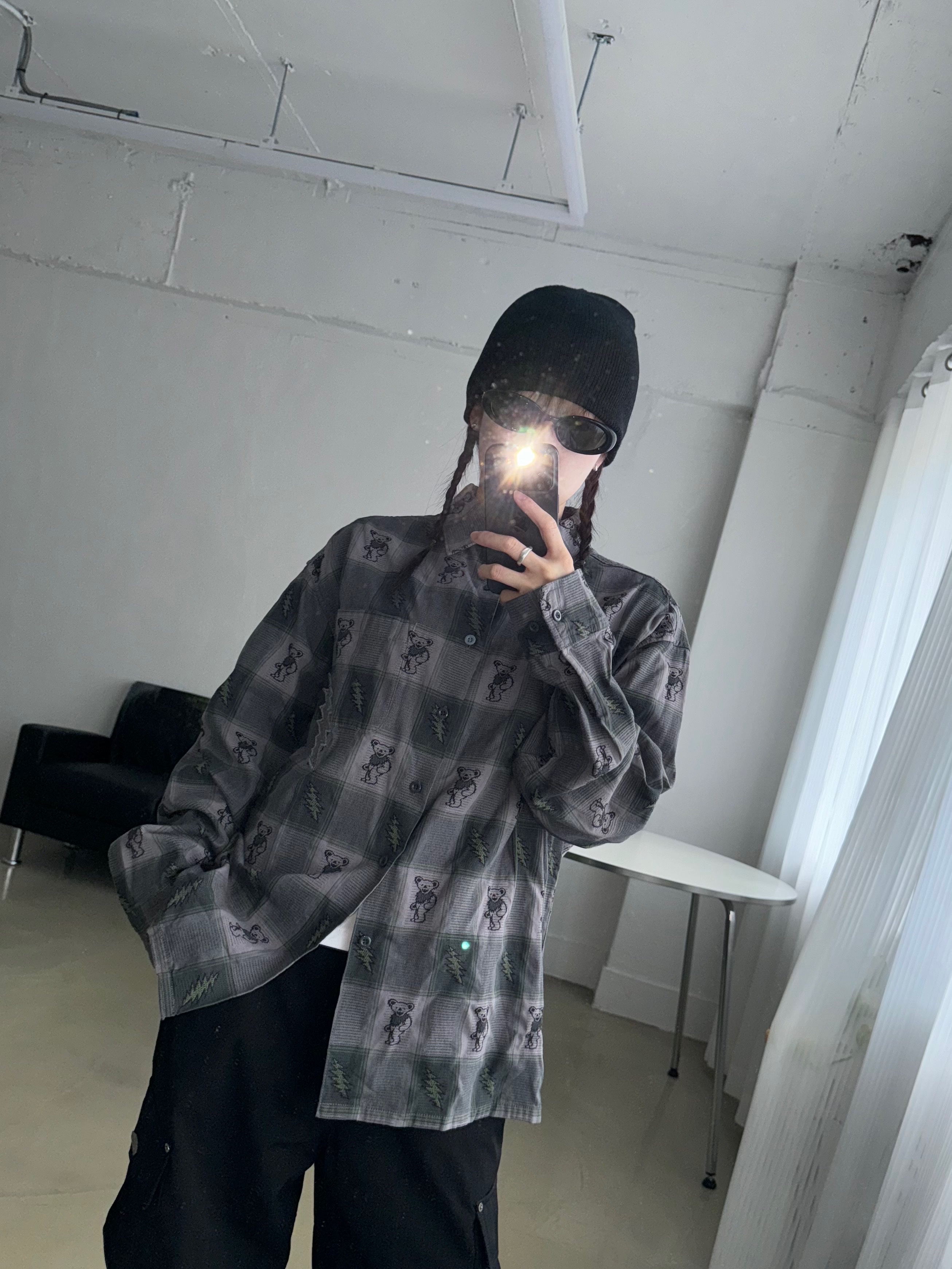 Gentle Monster x Jennie Jentle Salon Hush 01 Black Gray, Thisisneverthat x Grateful Dead Lightning Jacquard Shirt Purple 착용 스타일 - 3