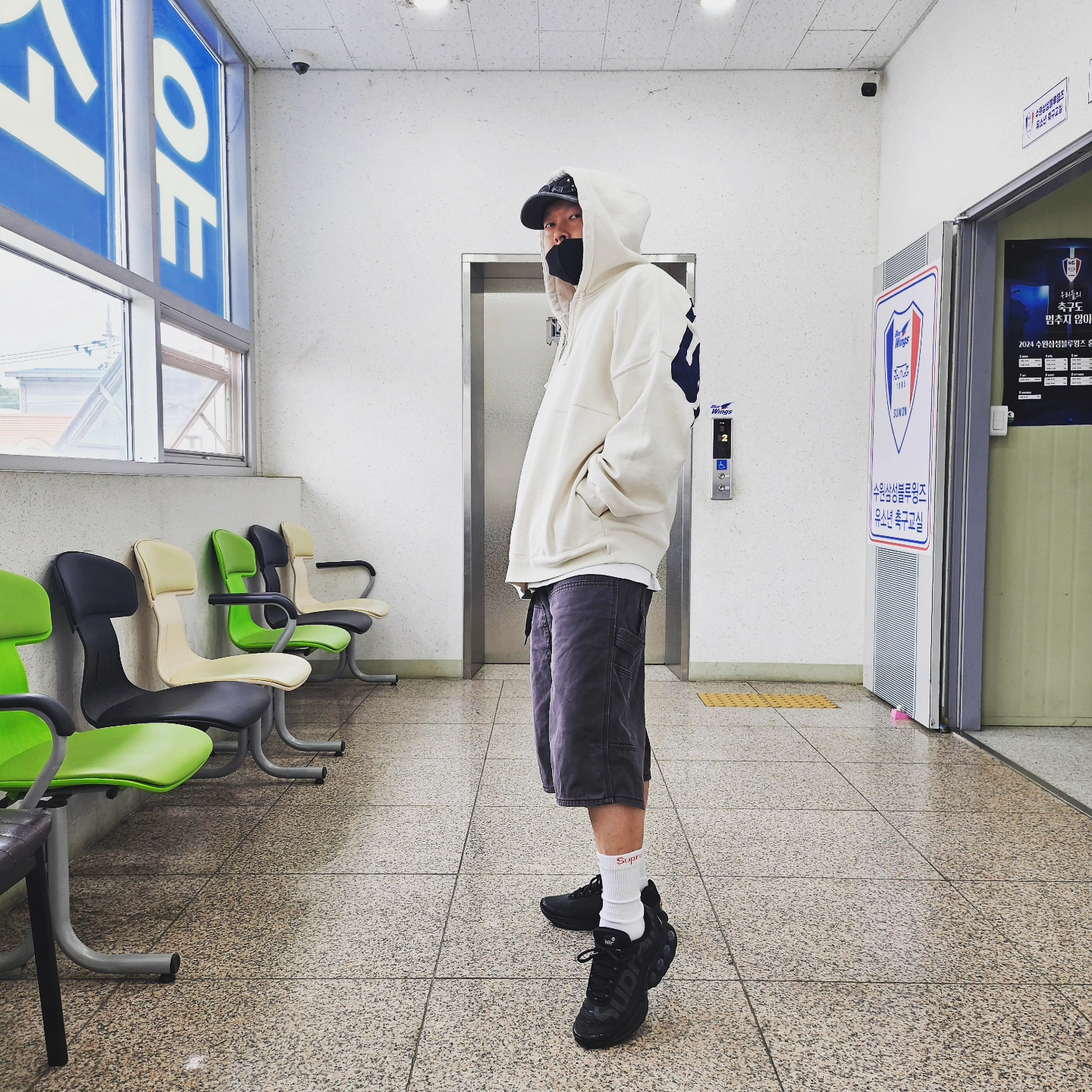 Supreme Denim Camp Cap Washed Black - 22FW, Supreme Wrapped Half Zip Hooded Sweatshirt Stone - 24SS 착용 스타일 - 3
