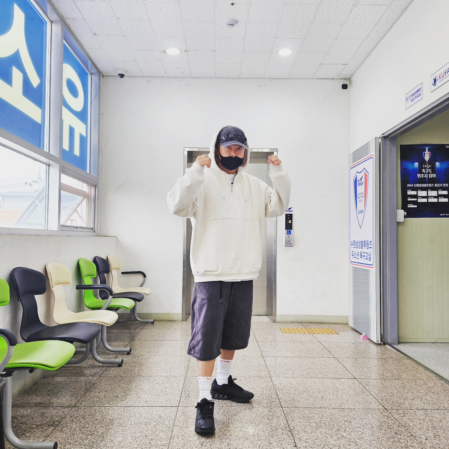 Supreme Denim Camp Cap Washed Black - 22FW, Supreme Wrapped Half Zip Hooded Sweatshirt Stone - 24SS 착용 스타일 - 4