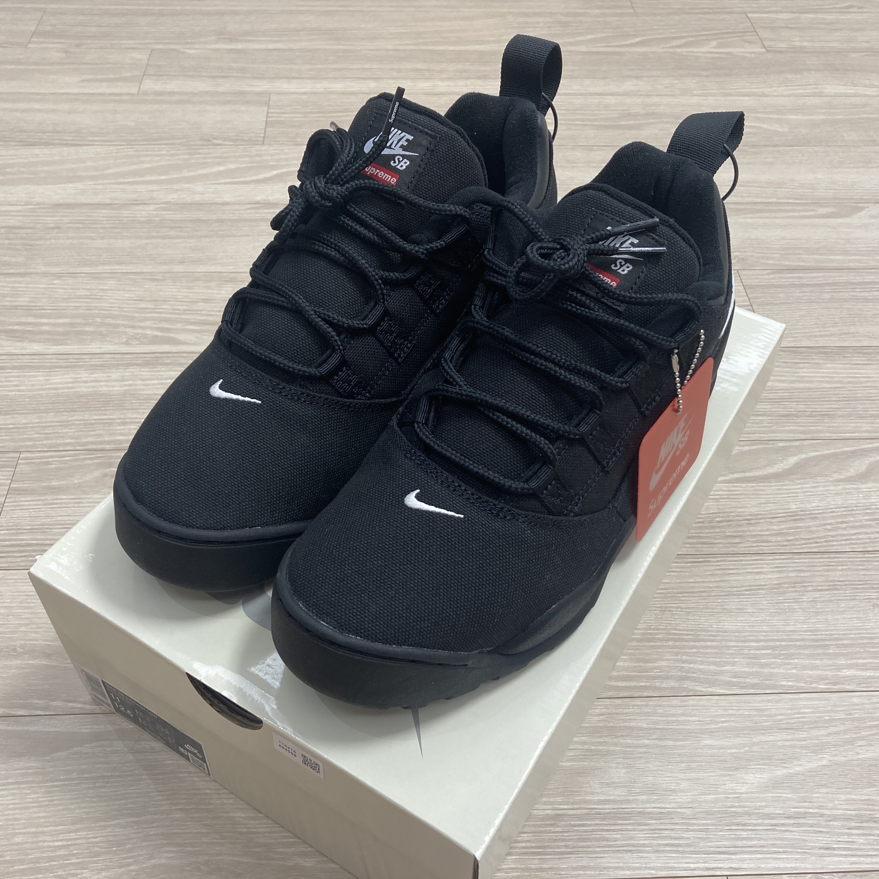 Nike x Supreme SB Darwin Low Black 착용 스타일 - 1
