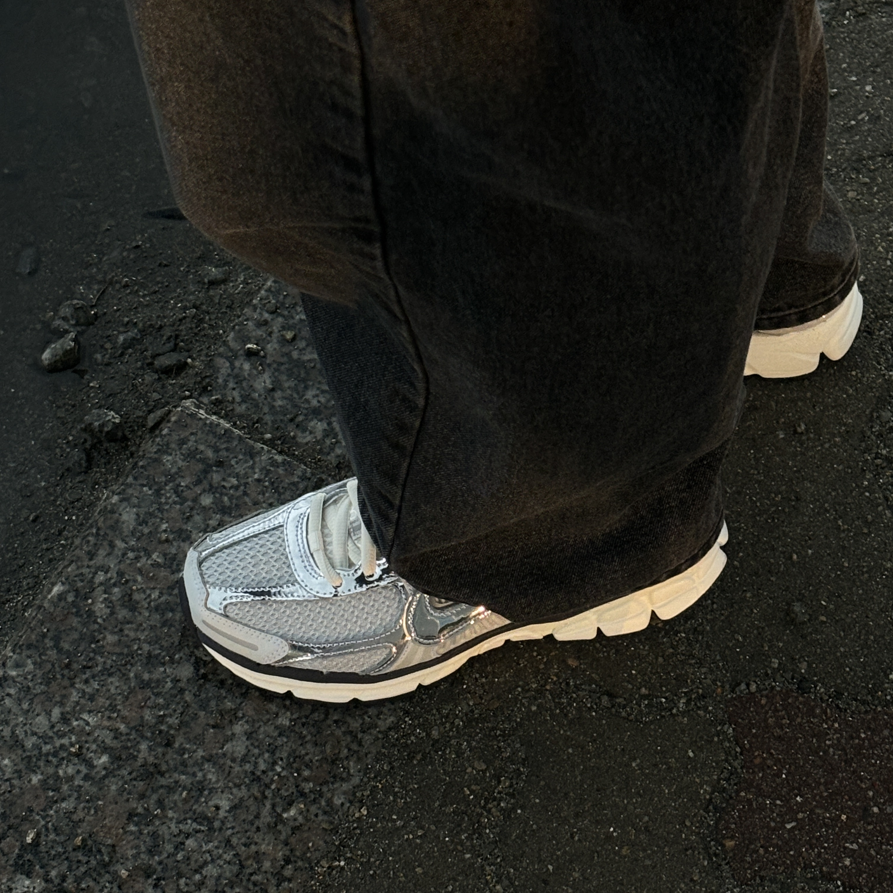 (W) Nike Zoom Vomero 5 Photon Dust and Metallic Silver 착용 스타일