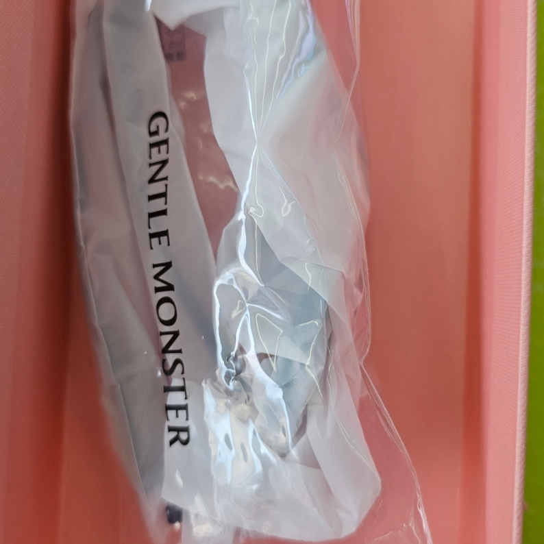 Gentle Monster x Jennie Jentle Salon Donut Bun 01 Black Gray 착용 스타일 - 2