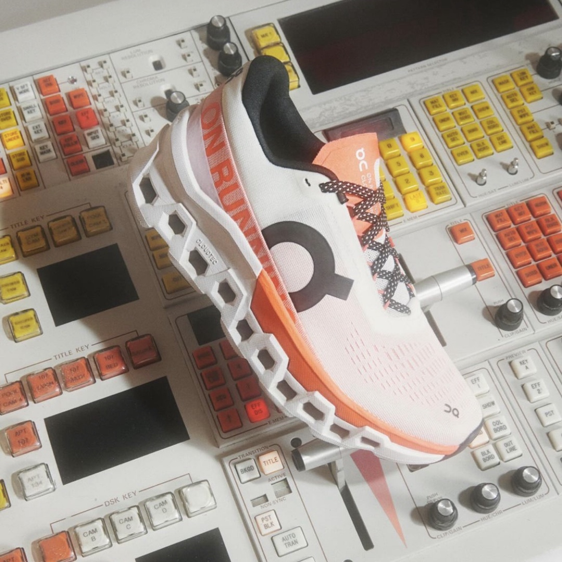 On Running x Post Archive Faction (Paf) Cloudmonster 2 Moondust Chalk, On Running x Post Archive Faction (Paf) Cloudmonster 2 Black Magnet 착용 스타일 - 8