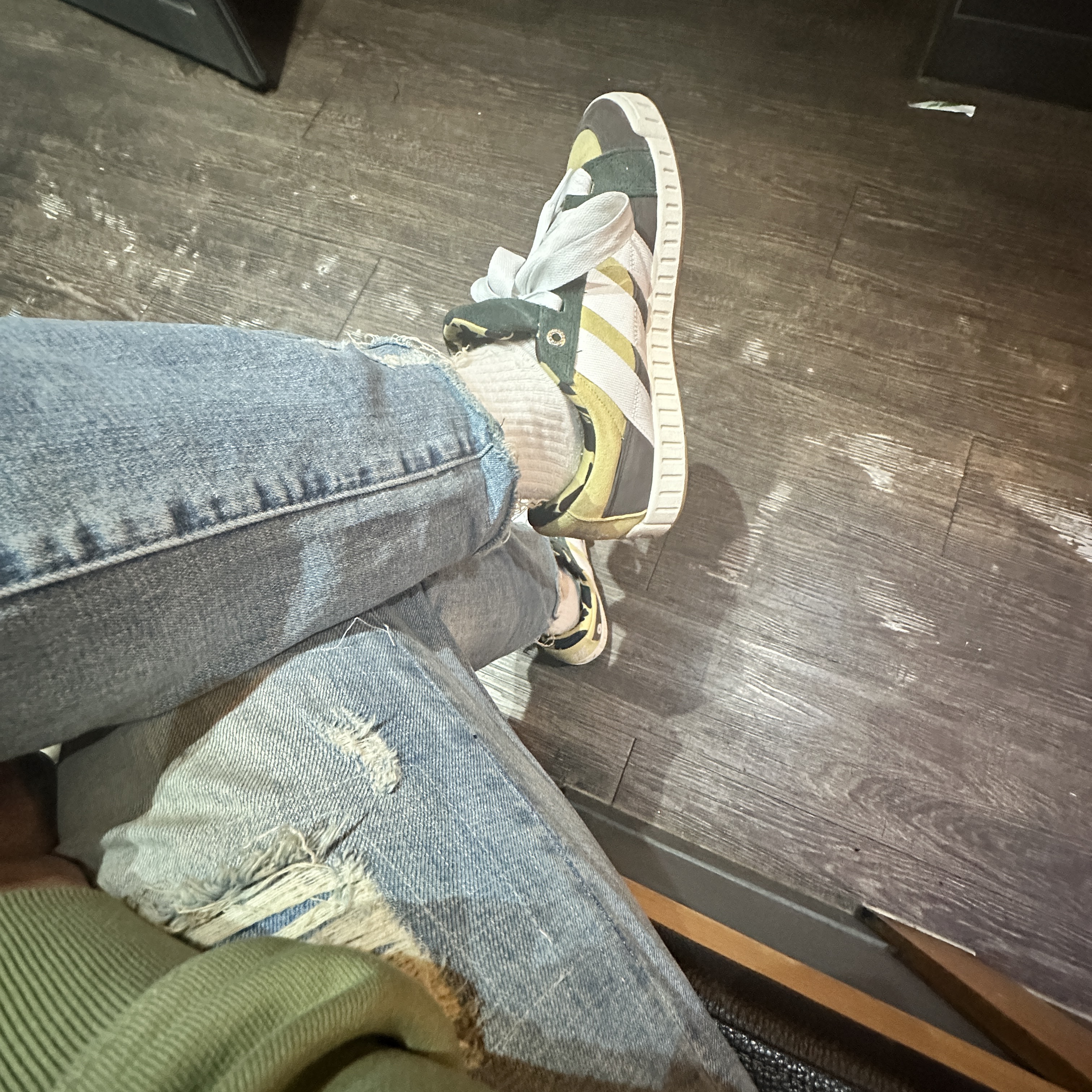 Adidas X BAPE Lawsuit Sand Cloud White 착용 스타일