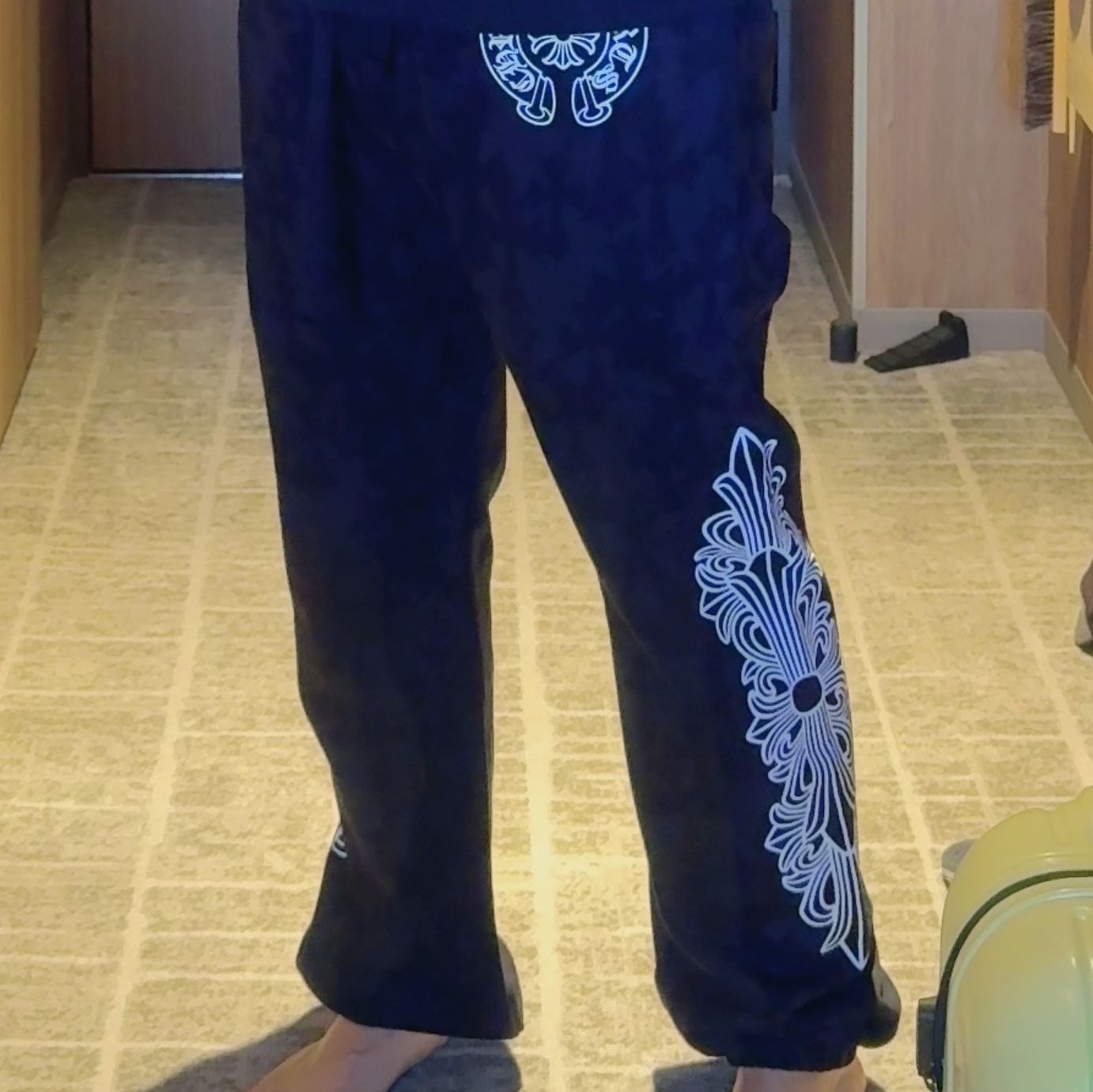 Chrome Hearts Cemetery Cross All Over Print Sweatpants Black 착용 스타일