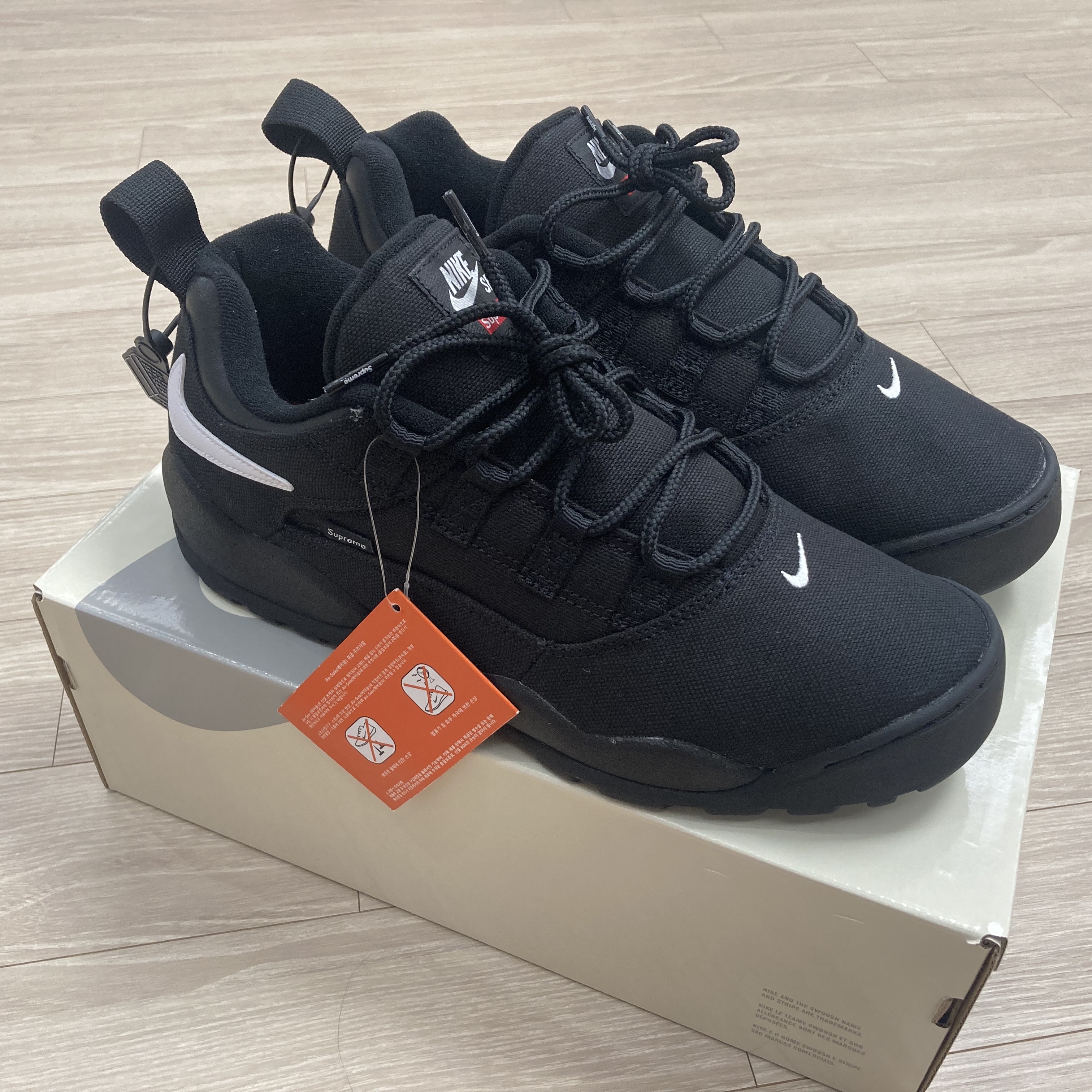 Nike x Supreme SB Darwin Low Black 착용 스타일 - 2