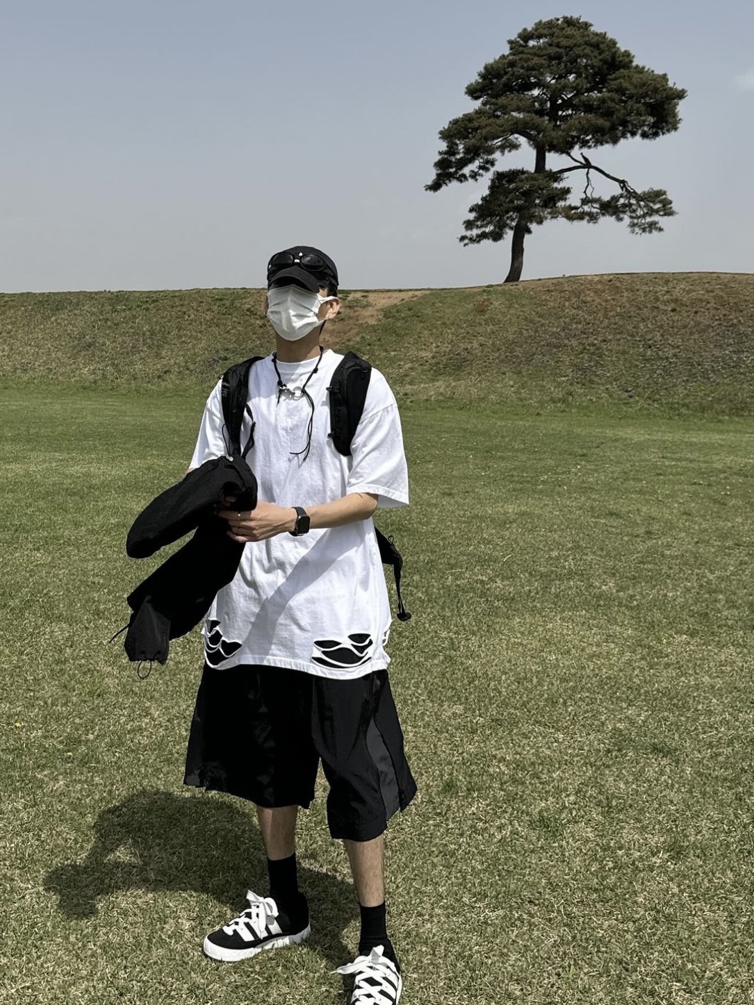 Balenciaga x Adidas Cap Black, Salomon x MM6 Maison Margiela XT-15 Black 착용 스타일
