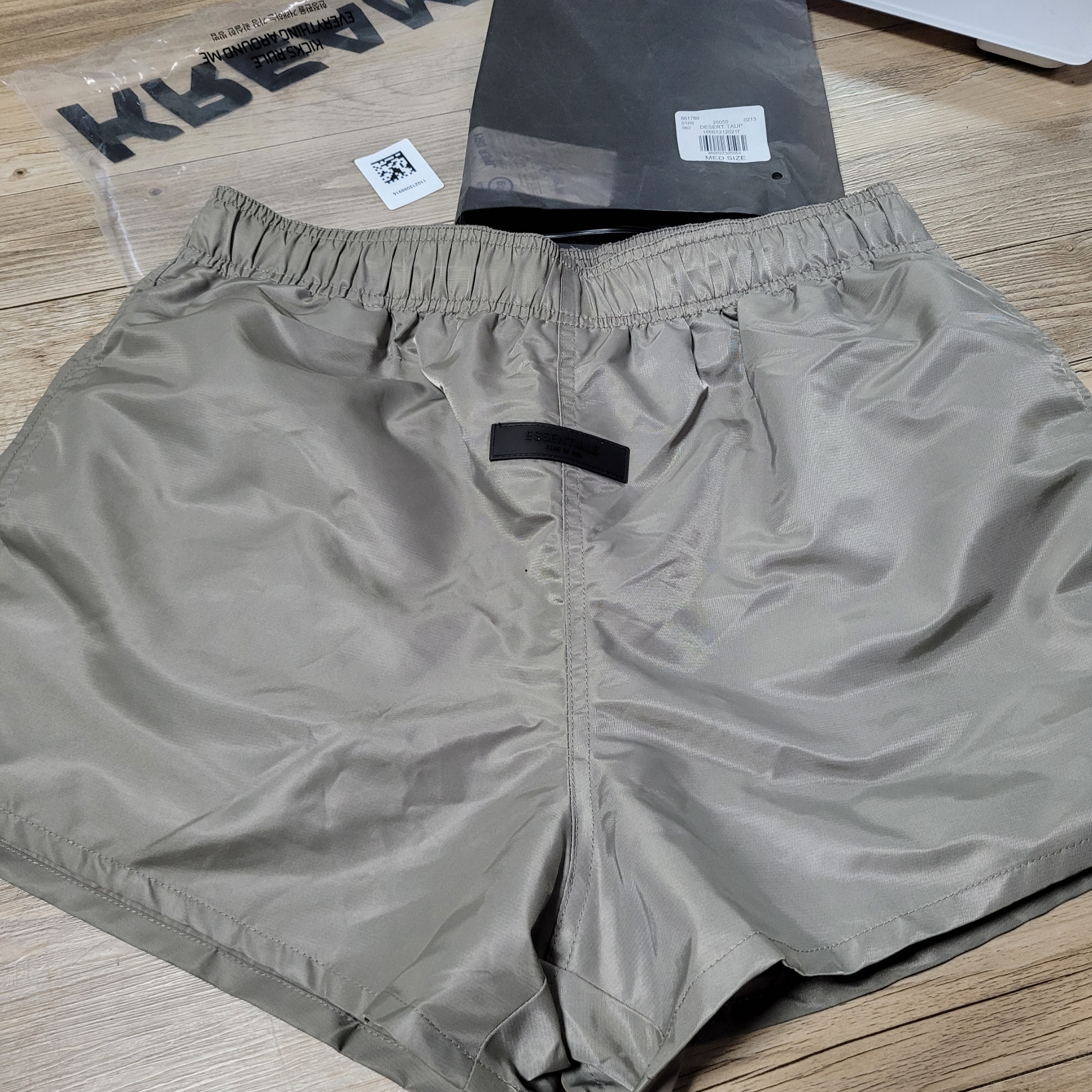 Essentials Running Shorts Desert Taupe - 22SS 착용 스타일 - 2