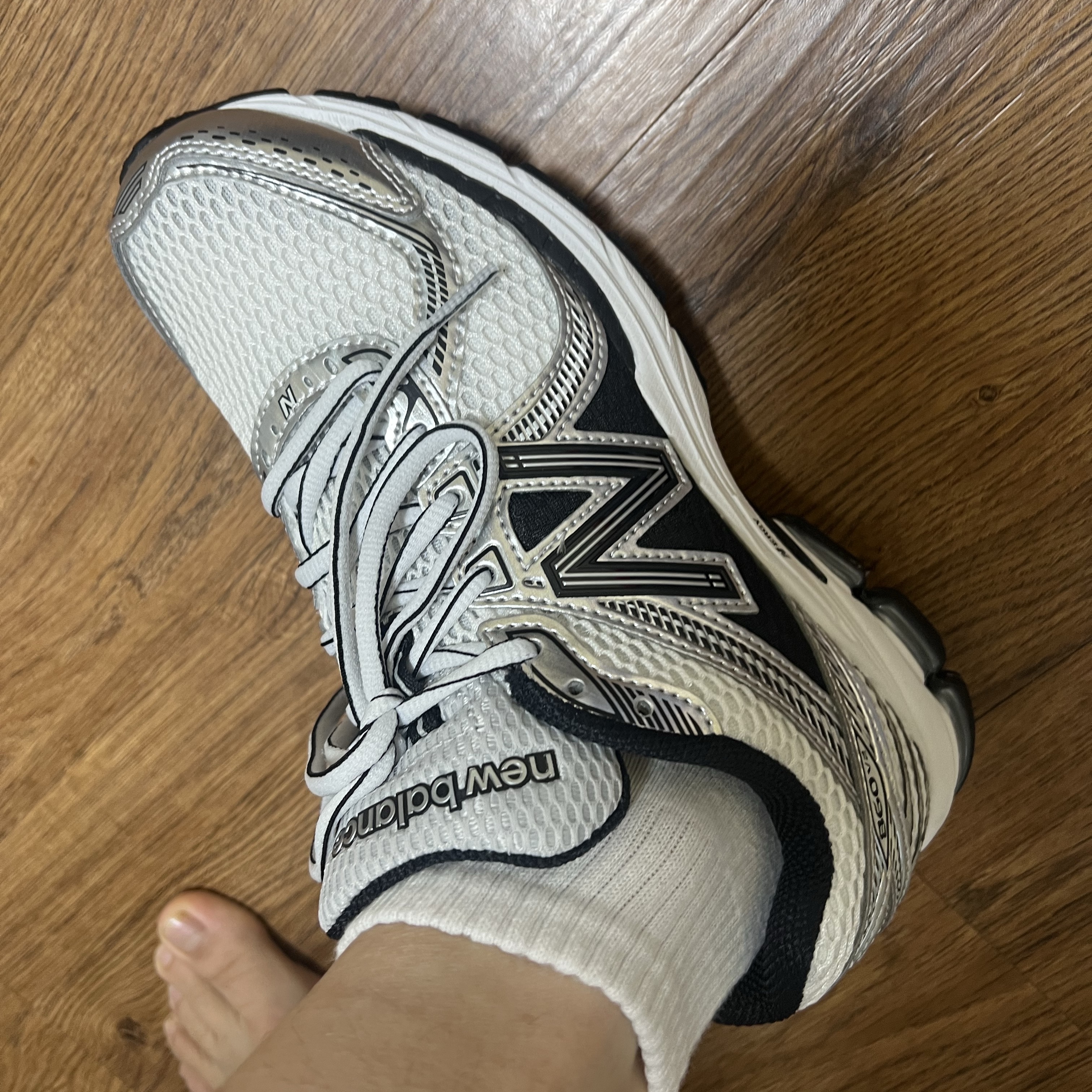 New Balance 860v2 White Black 착용 스타일