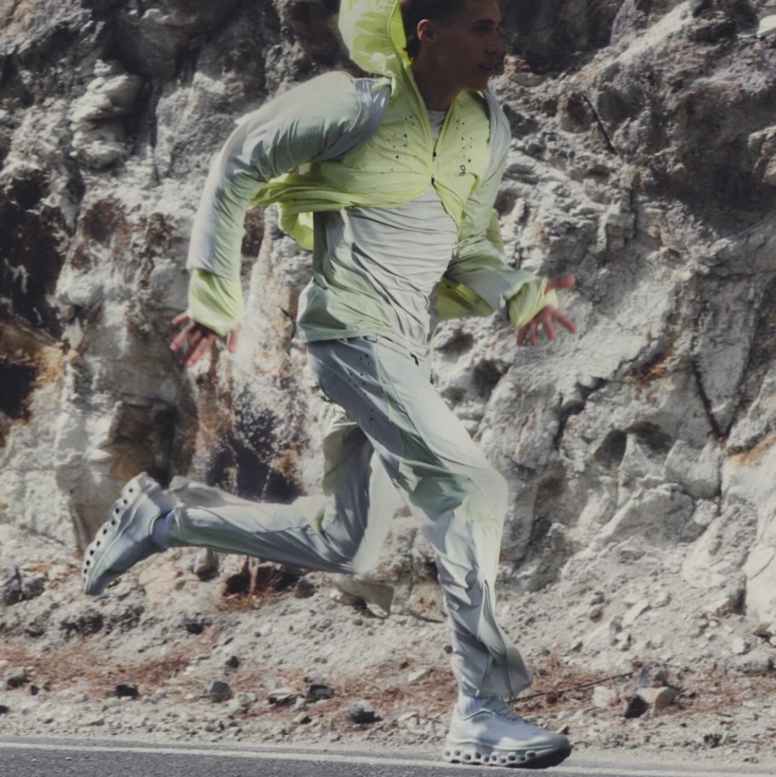 On Running x Post Archive Faction (Paf) Cloudmonster 2 Moondust Chalk, On Running x Post Archive Faction (Paf) Cloudmonster 2 Black Magnet 착용 스타일 - 2