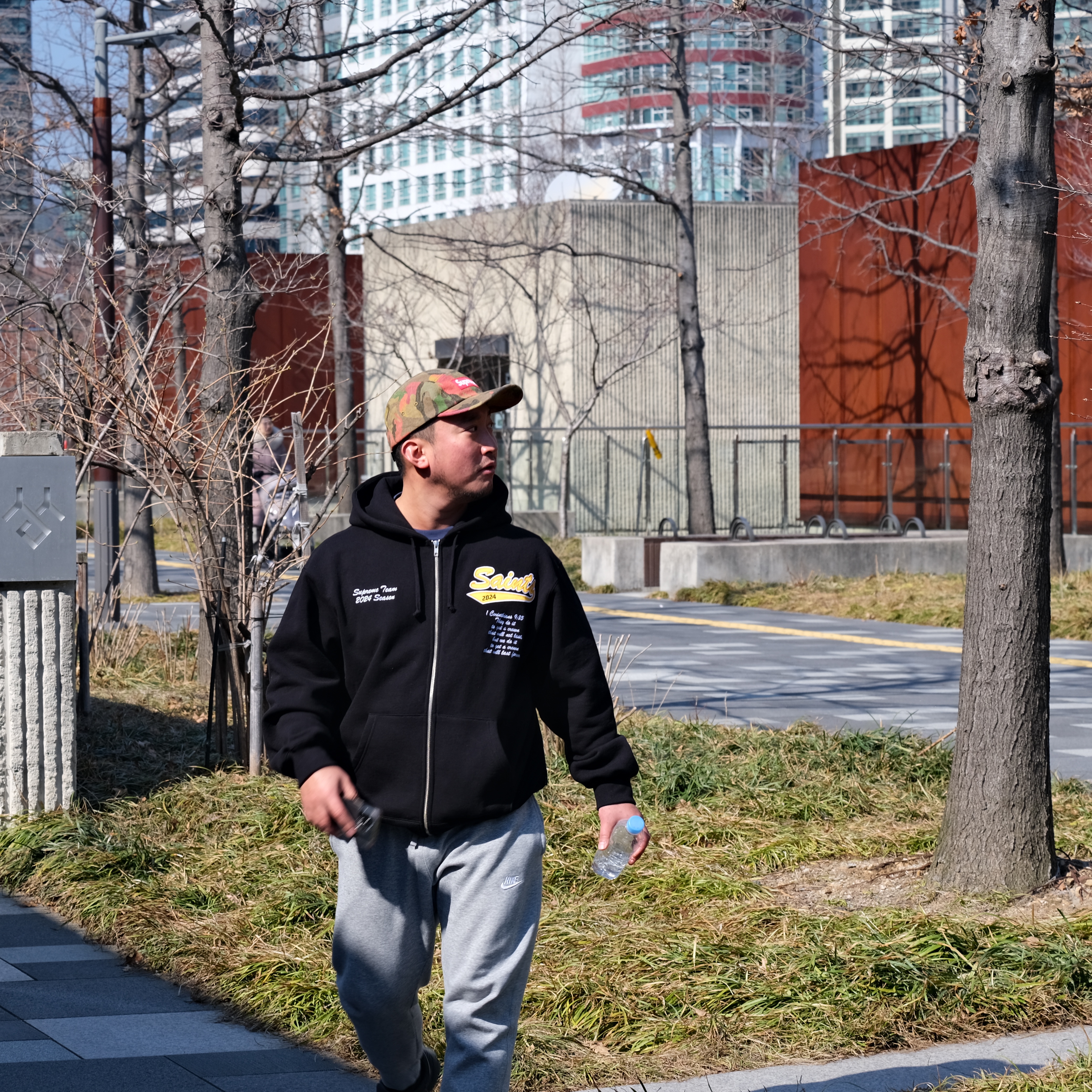 Supreme Military Camp Cap Flecktarn Camo - 23FW, Supreme Salvation Zip Up Hooded Sweatshirt Black - 24SS 착용 스타일 - 1