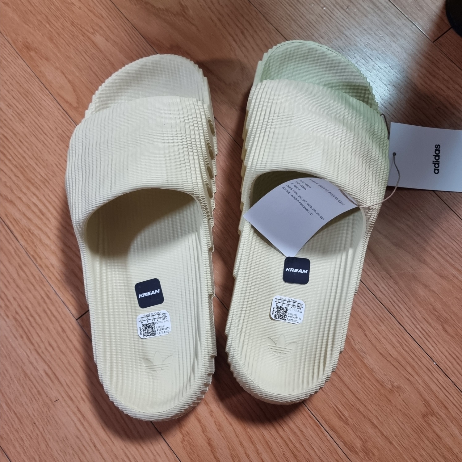 Adidas Adilette 22 Desert Sand 착용 스타일
