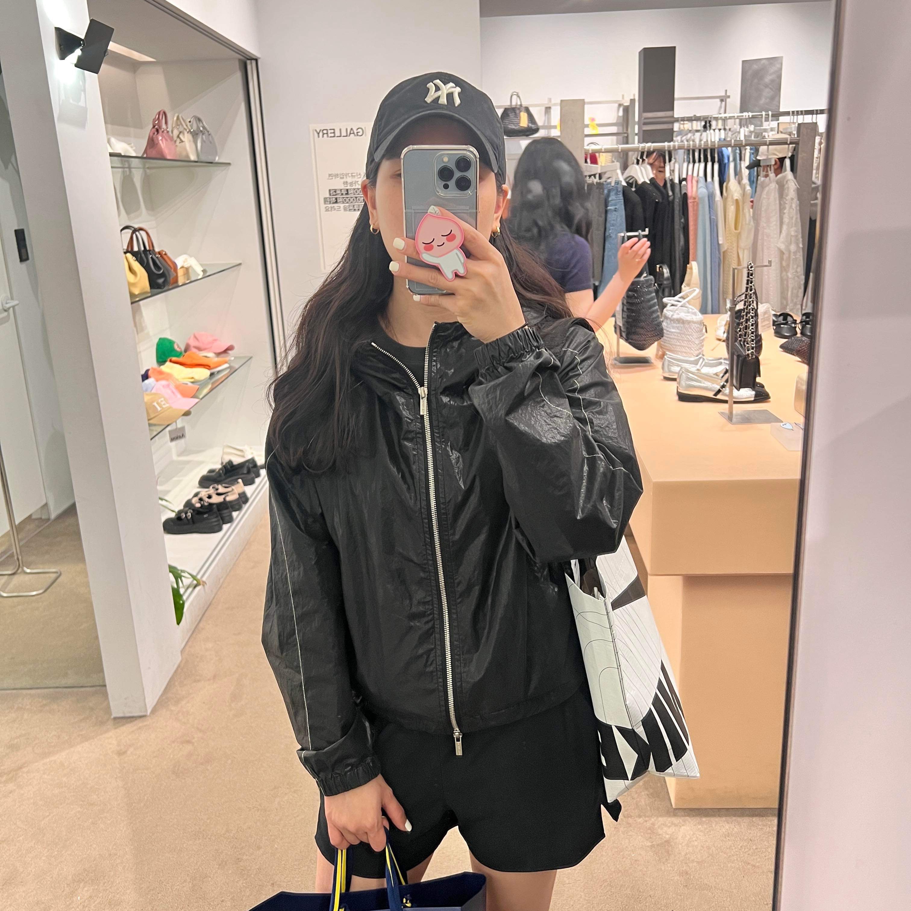 (W) Matin Kim Matin Crop Hoody Coating Jumper Black 착용 스타일 - 1
