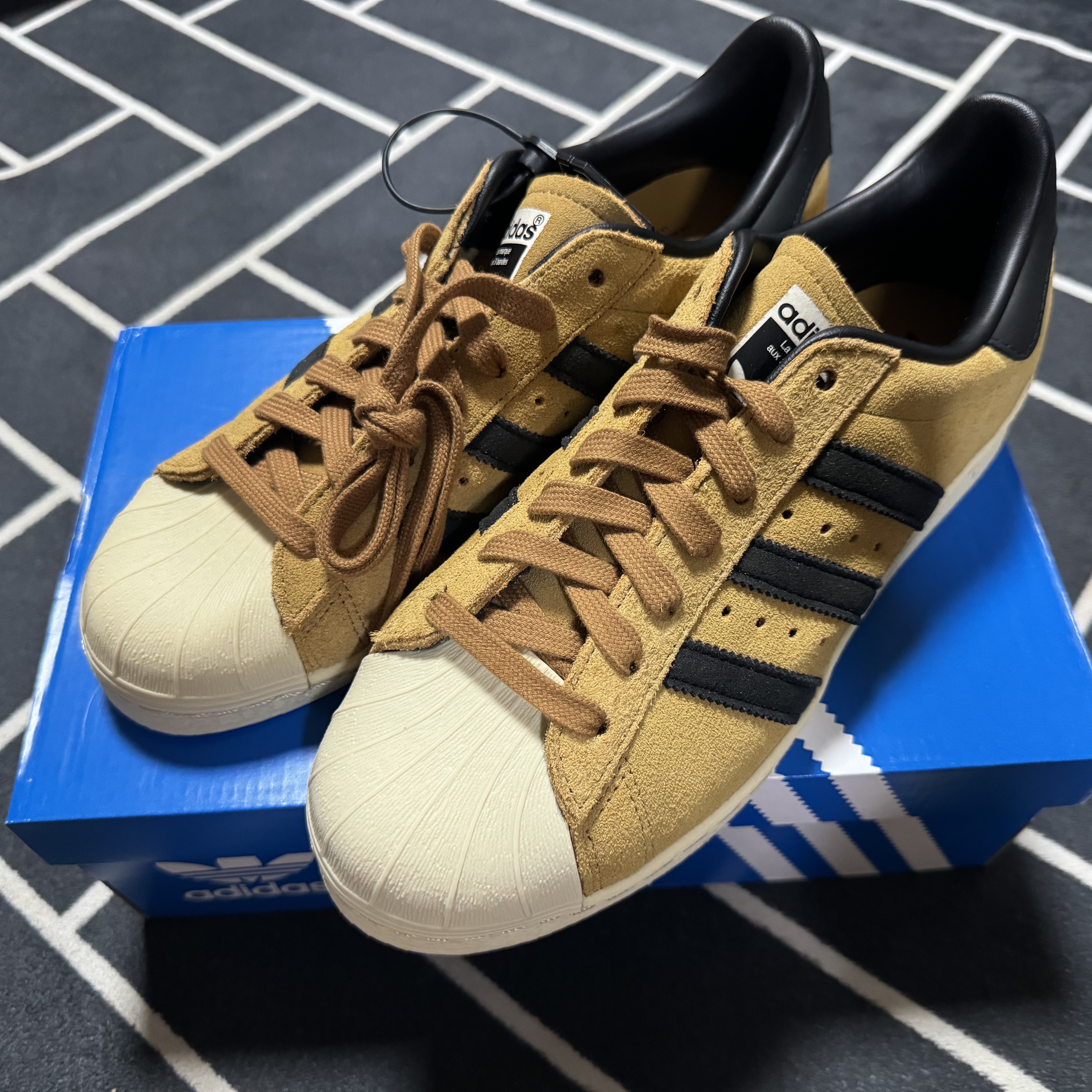 Adidas Superstar 82 Mesa Core Black 착용 스타일 - 2