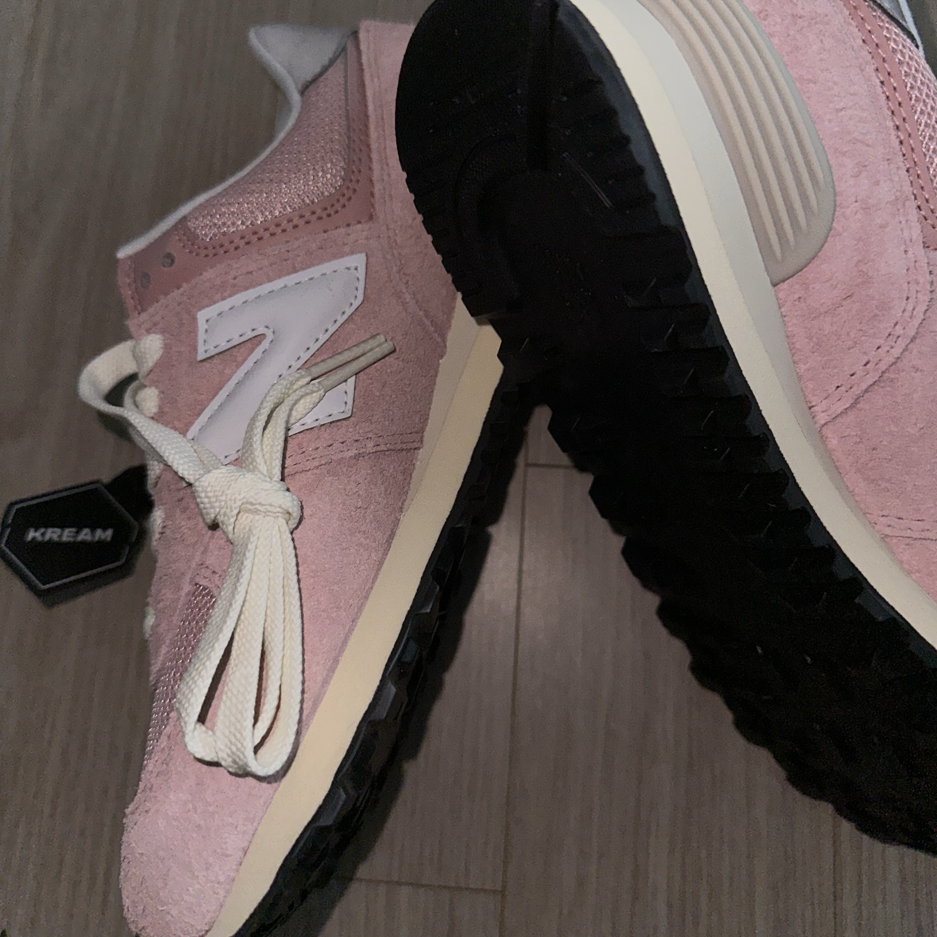 New Balance 574 Heritage Mellow Pink 착용 스타일 - 1