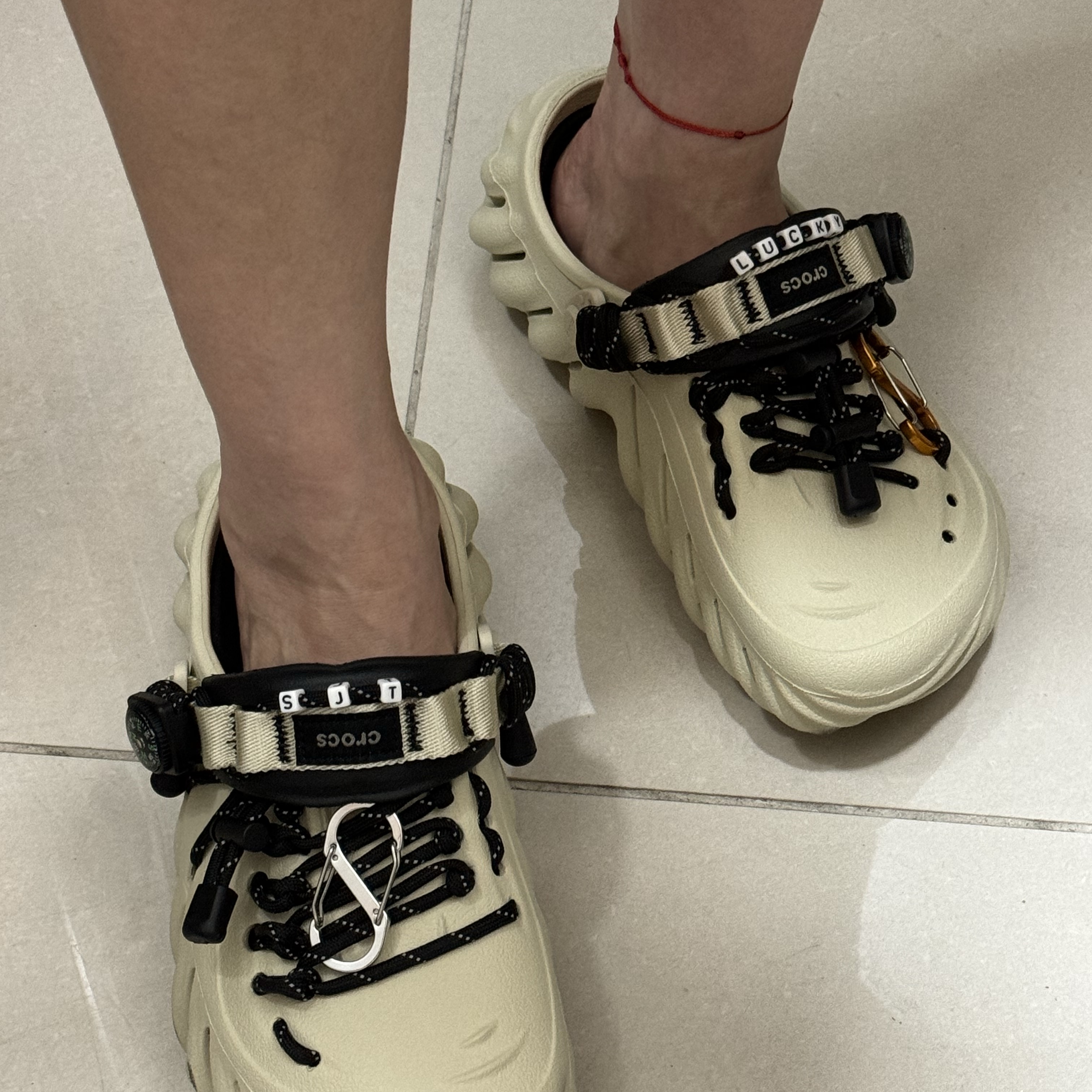 Crocs Echo Clog Bone Black 착용 스타일 - 1