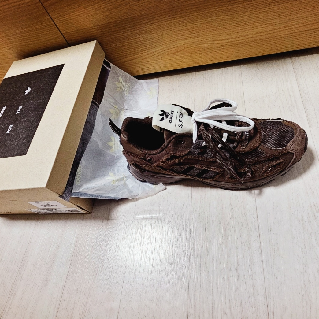 Adidas x Song for the Mute Shadowturf Dark Brown 착용 스타일 - 1