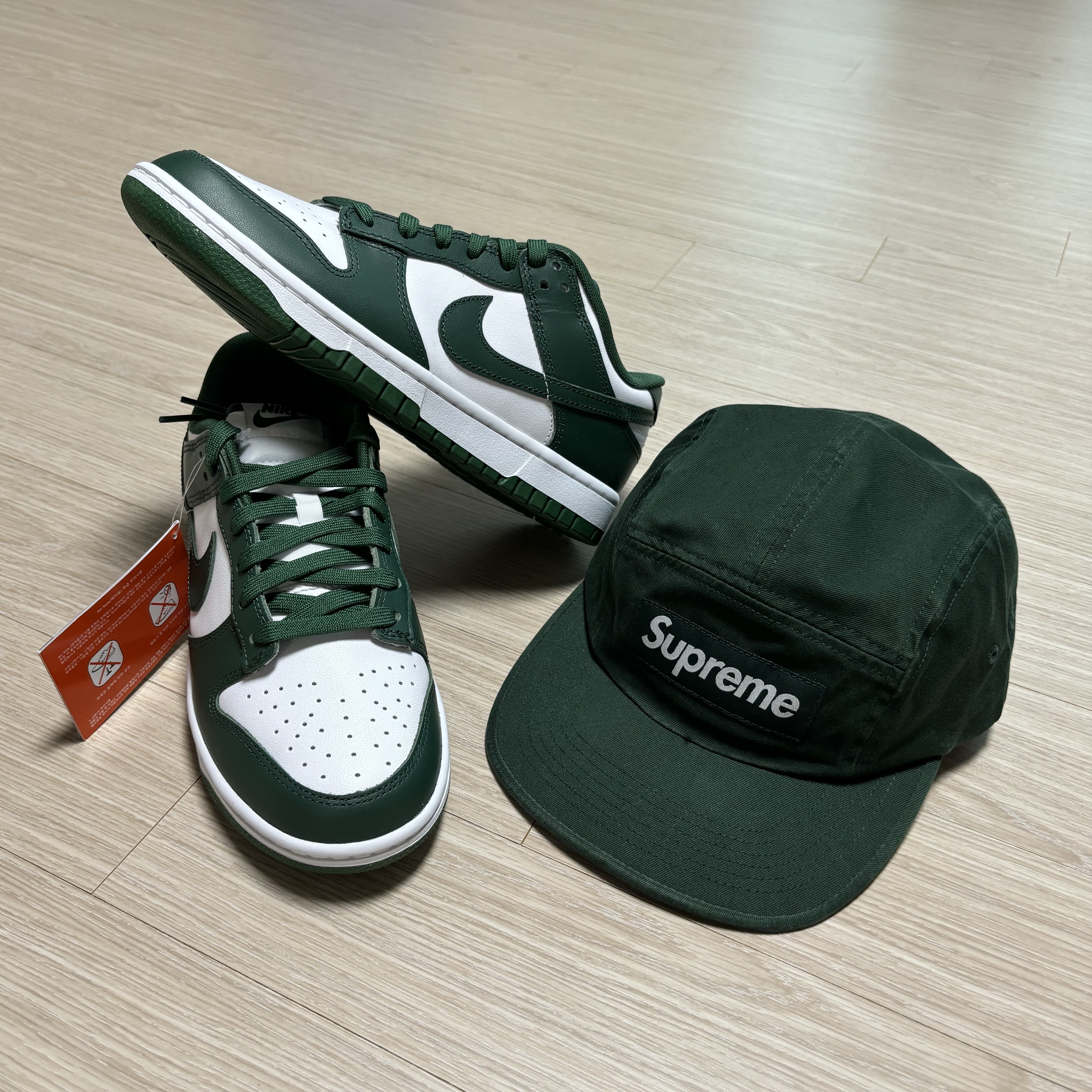 Nike Dunk Low Retro Varsity Green, Supreme Washed Chino Twill Camp Cap Pine Green - 23FW 착용 스타일 - 1