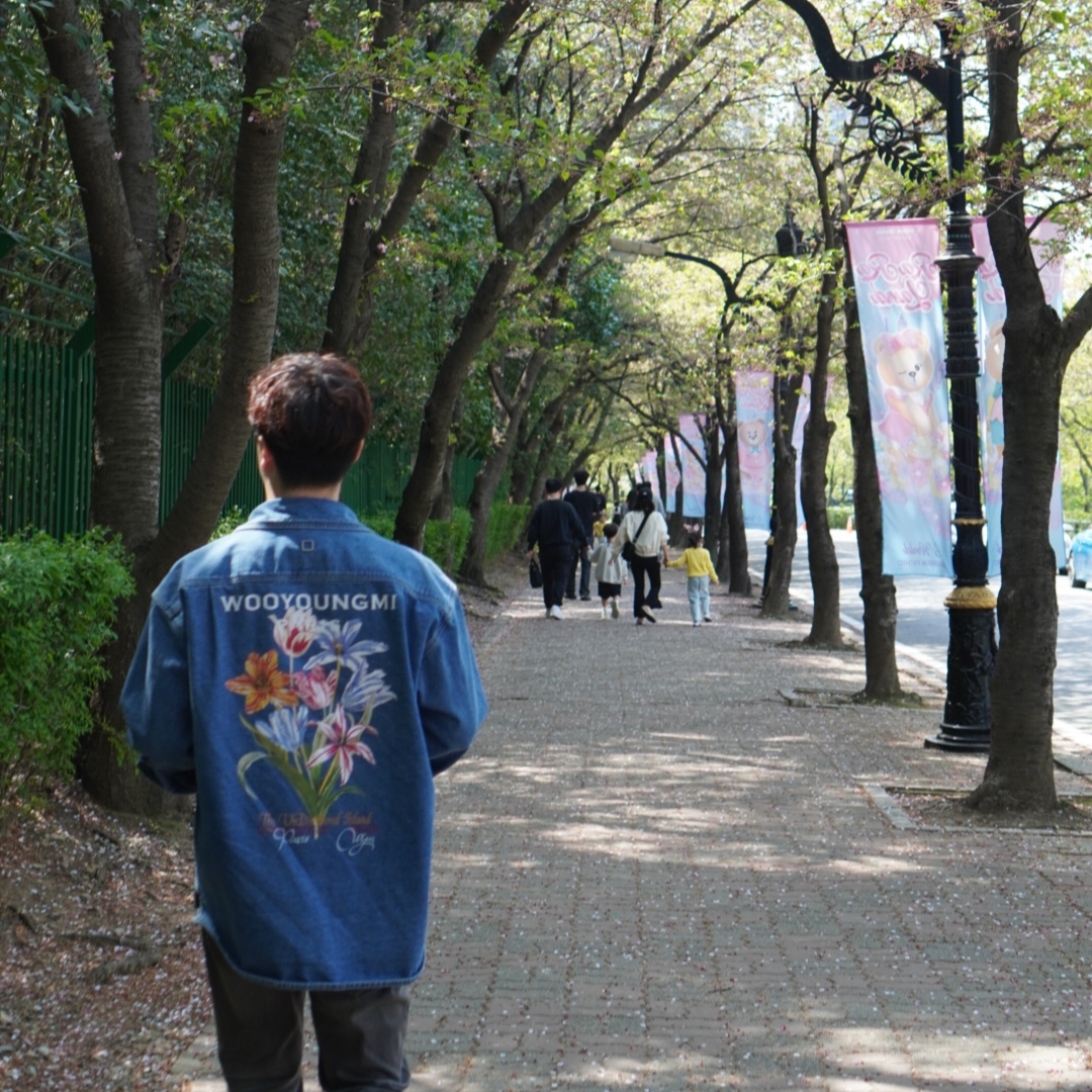 Wooyoungmi Flower Print Denim Shirt Blue - 24SS, Wooyoungmi Feather Back Logo T-Shirt White - 23SS 착용 스타일 - 1