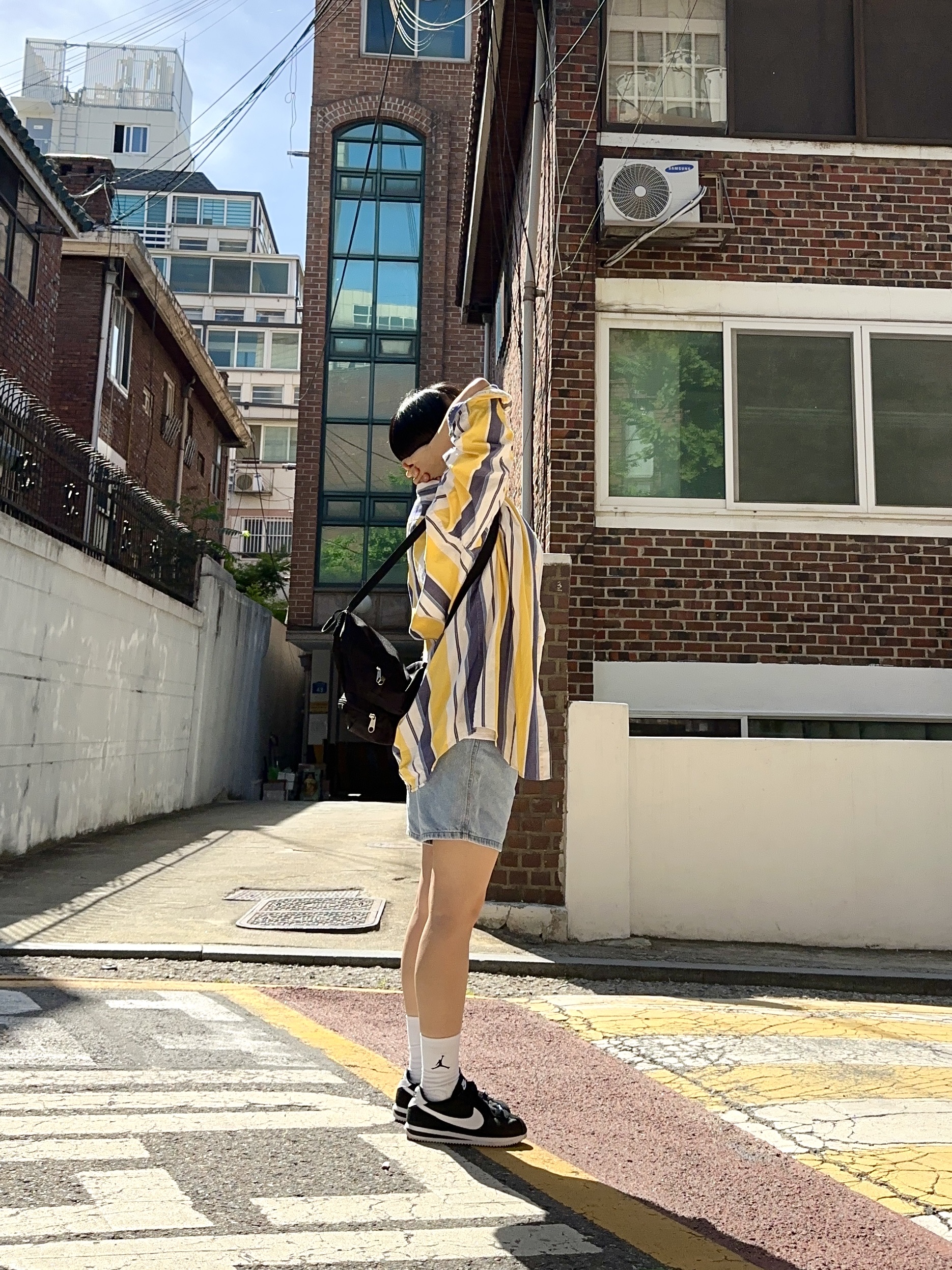 (W) Nike Cortez Black and White, Jansport Half Pint Mini Backpack Black 착용 스타일 - 3