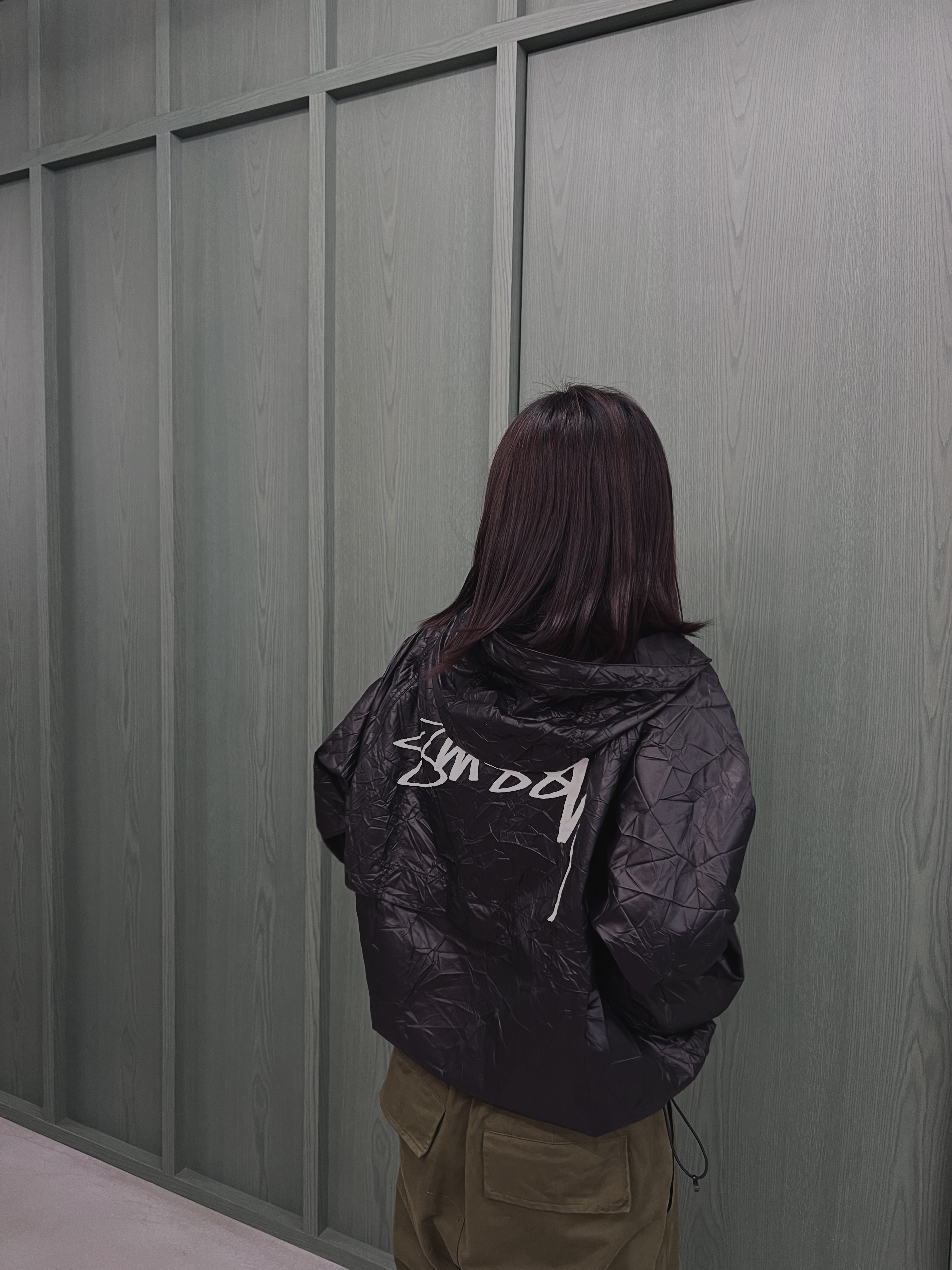 Stussy Beach Shell Wrinkled Nylon Jacket Black 착용 스타일