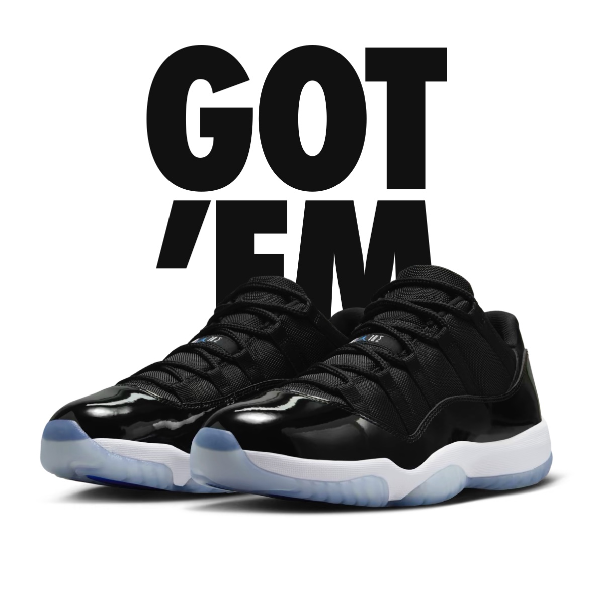 Jordan 11 Retro Low Black and Varsity Royal 착용 스타일