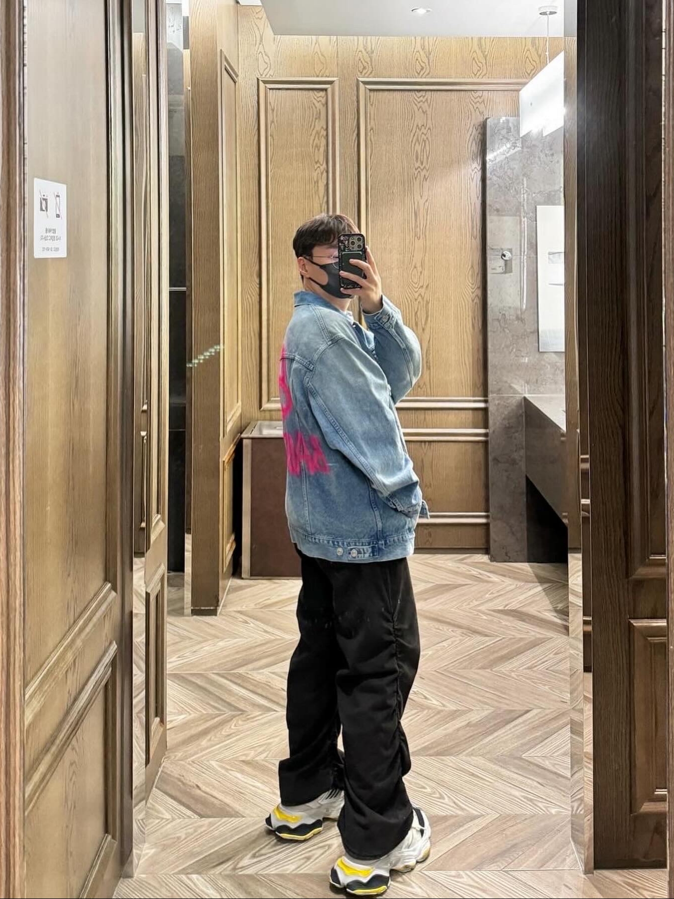 (W) Balenciaga Spray Paint Logo Jacket Denim, Balenciaga Cargo Sneakers Grey Black Yellow 착용 스타일 - 2