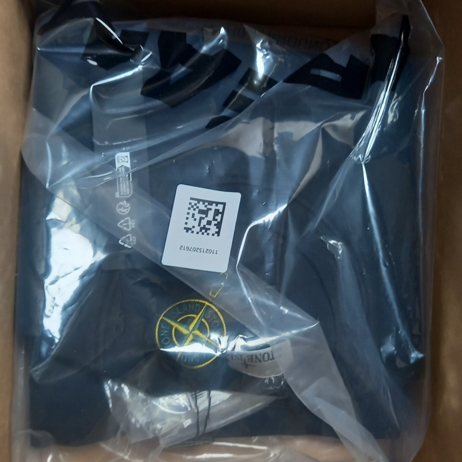 Stone Island 63051 Cotton Fleece Garment Dyed Sweatshirt Black - 24SS 착용 스타일 - 1
