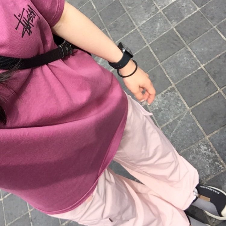 Stussy Basic Stussy T-Shirt Berry 2024, Salomon RX Slide 3.0 Black Plum Kitten 착용 스타일