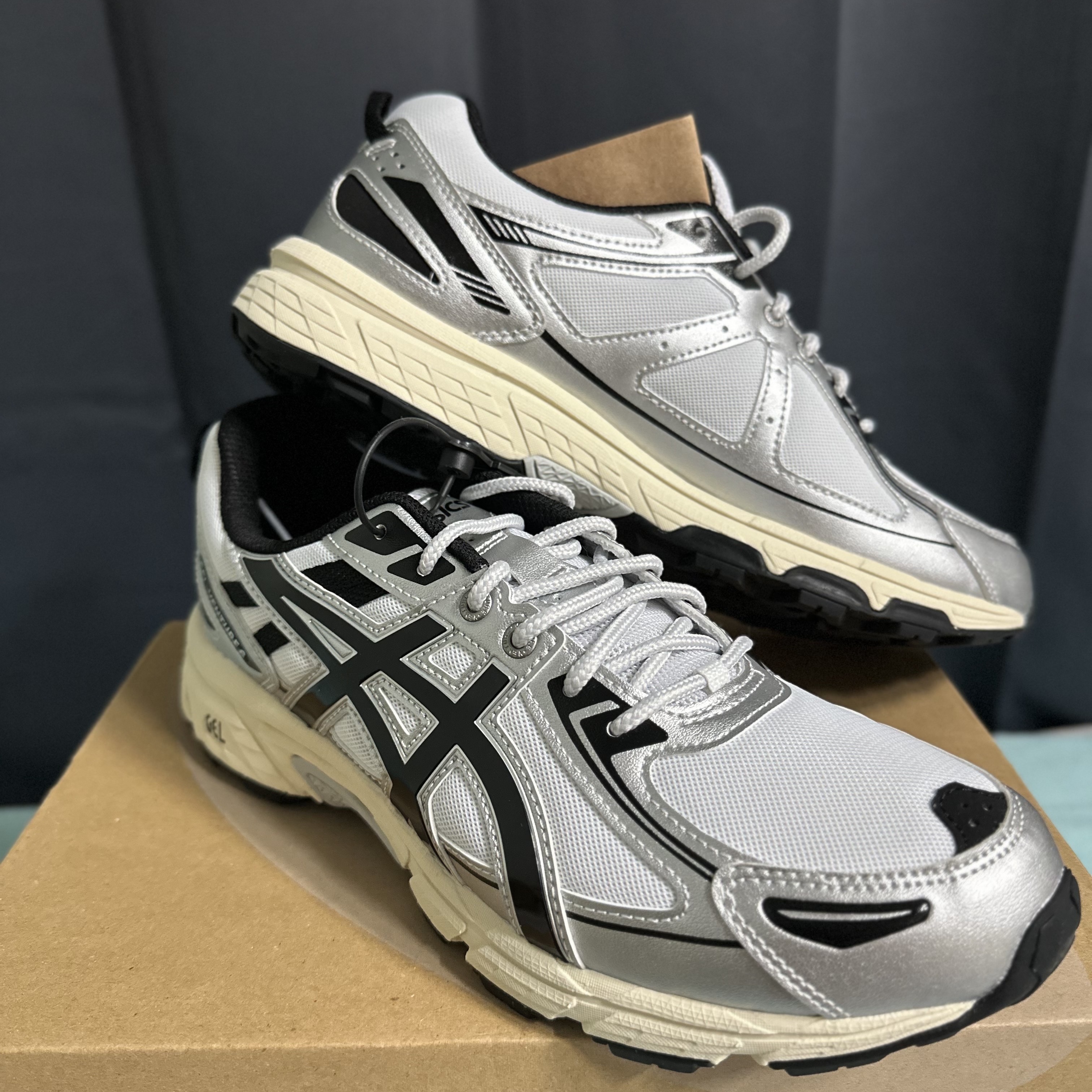 Asics Gel-Venture 6 White Black 착용 스타일