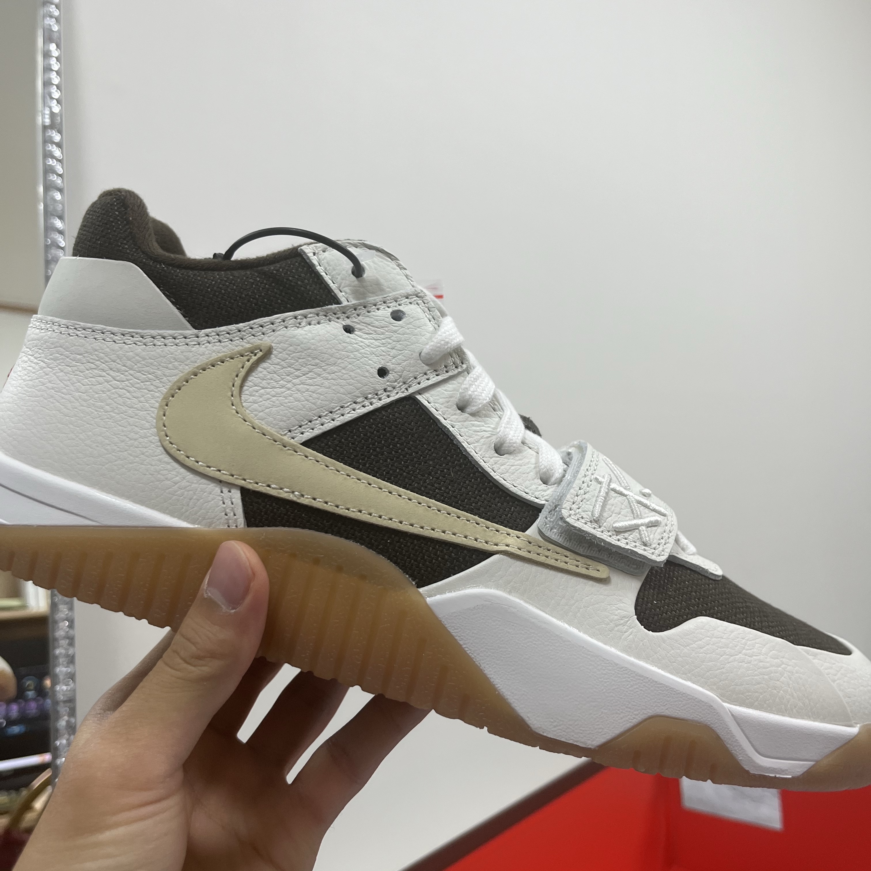 Jordan x Travis Scott Jumpman Jack TR Sail and Dark Mocha 착용 스타일