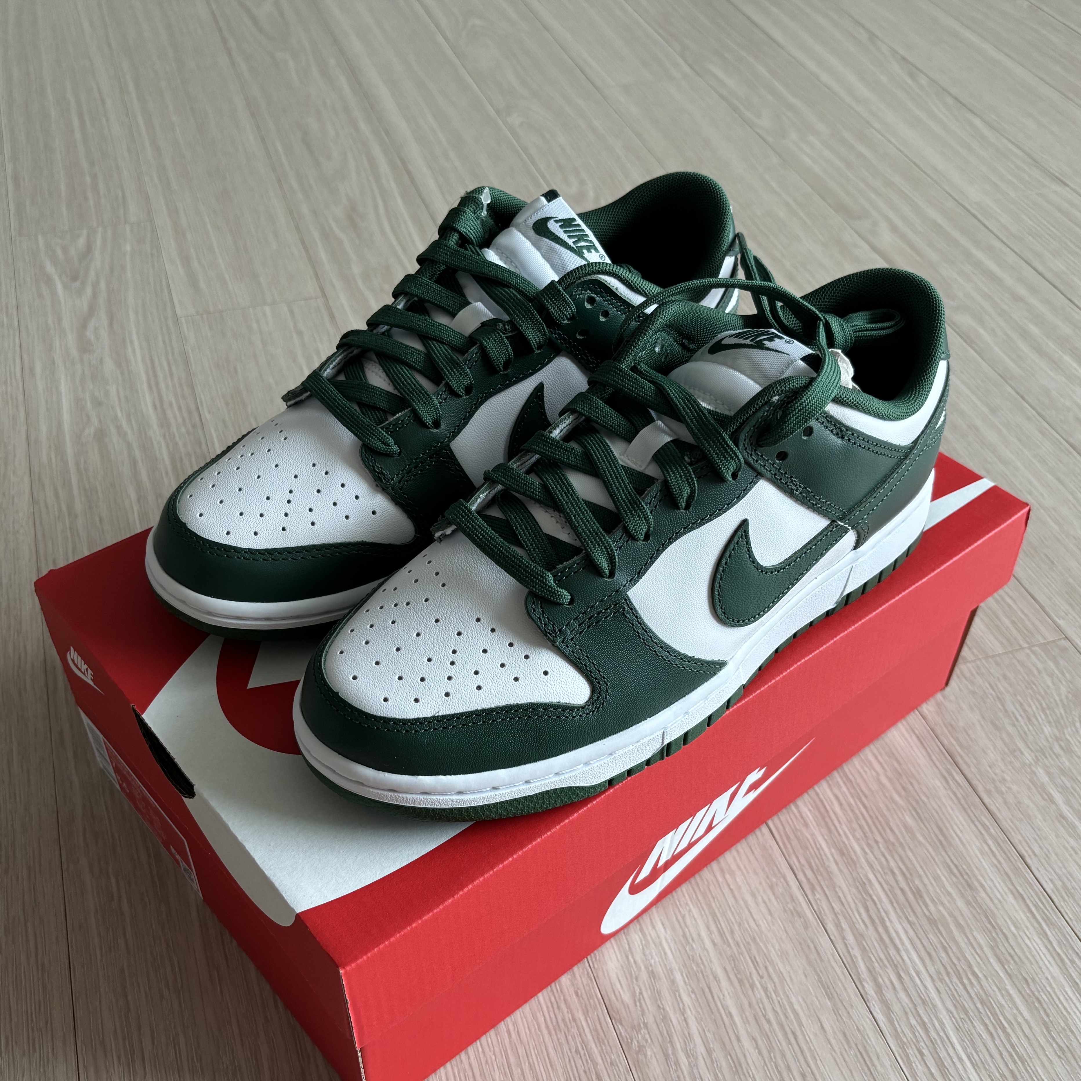 Nike Dunk Low Retro Varsity Green, Supreme Washed Chino Twill Camp Cap Pine Green - 23FW 착용 스타일 - 3