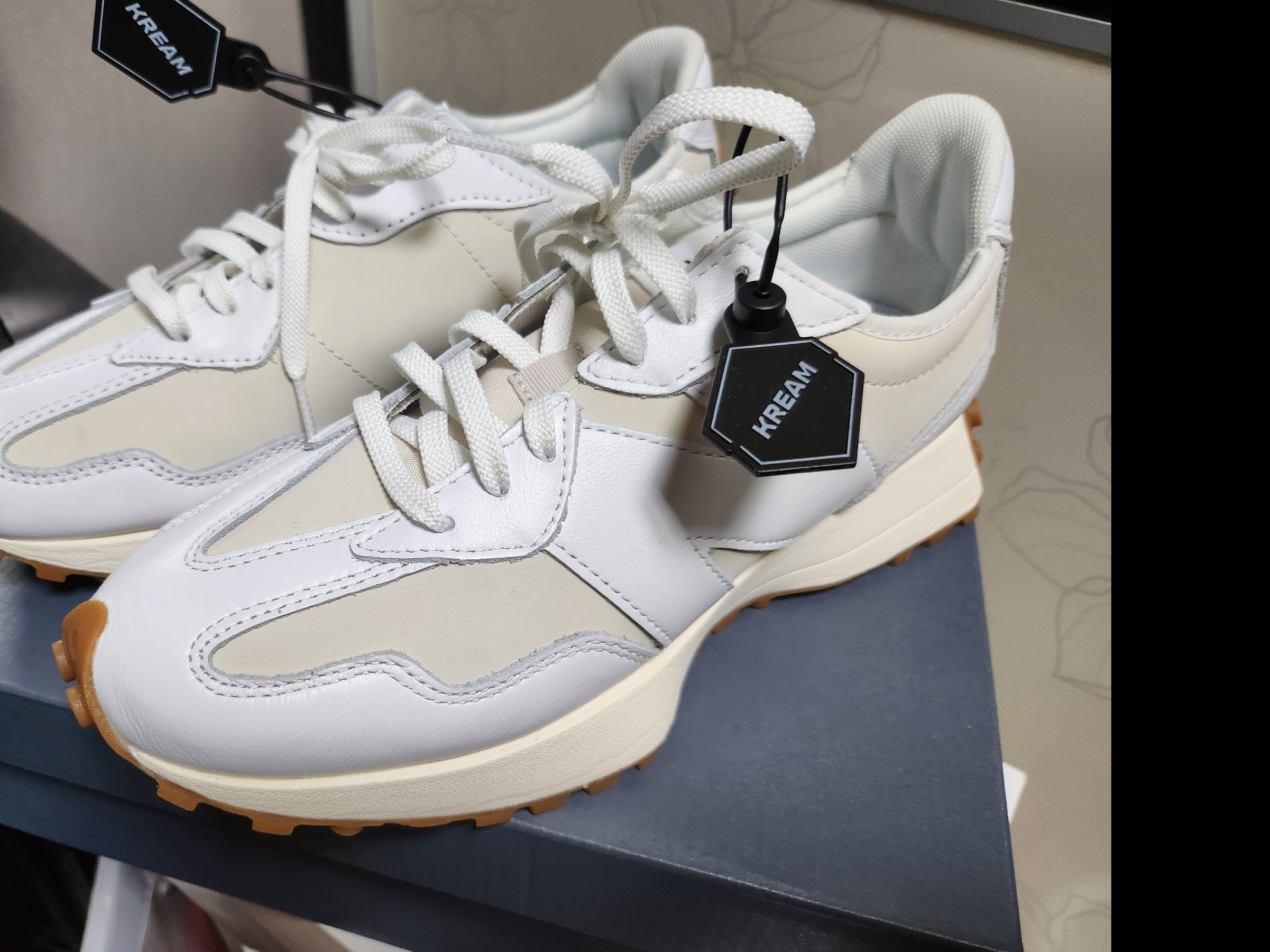 (W) New Balance 327 Leather White Moonbeam 착용 스타일 - 1