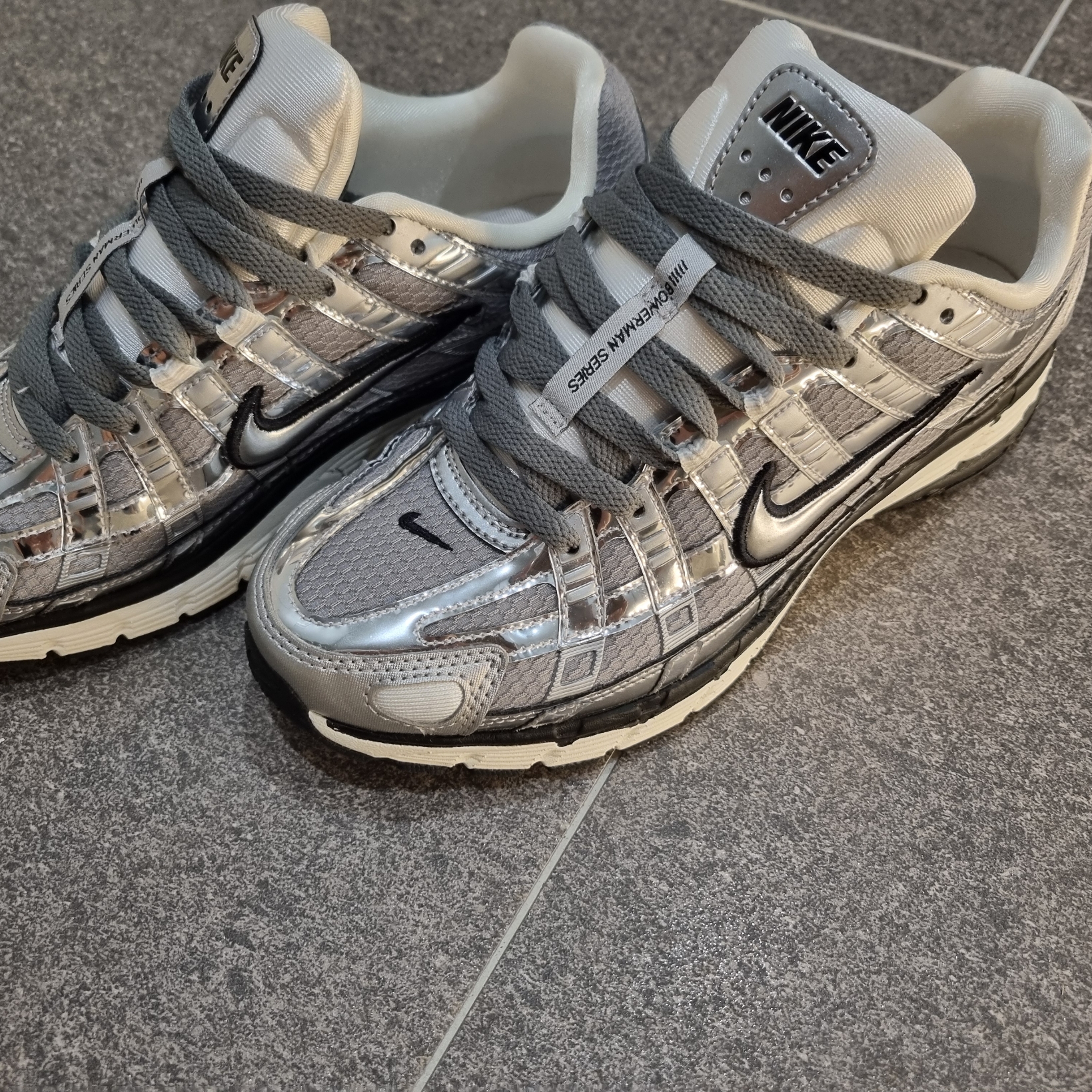 Nike P-6000 Metallic Silver 착용 스타일