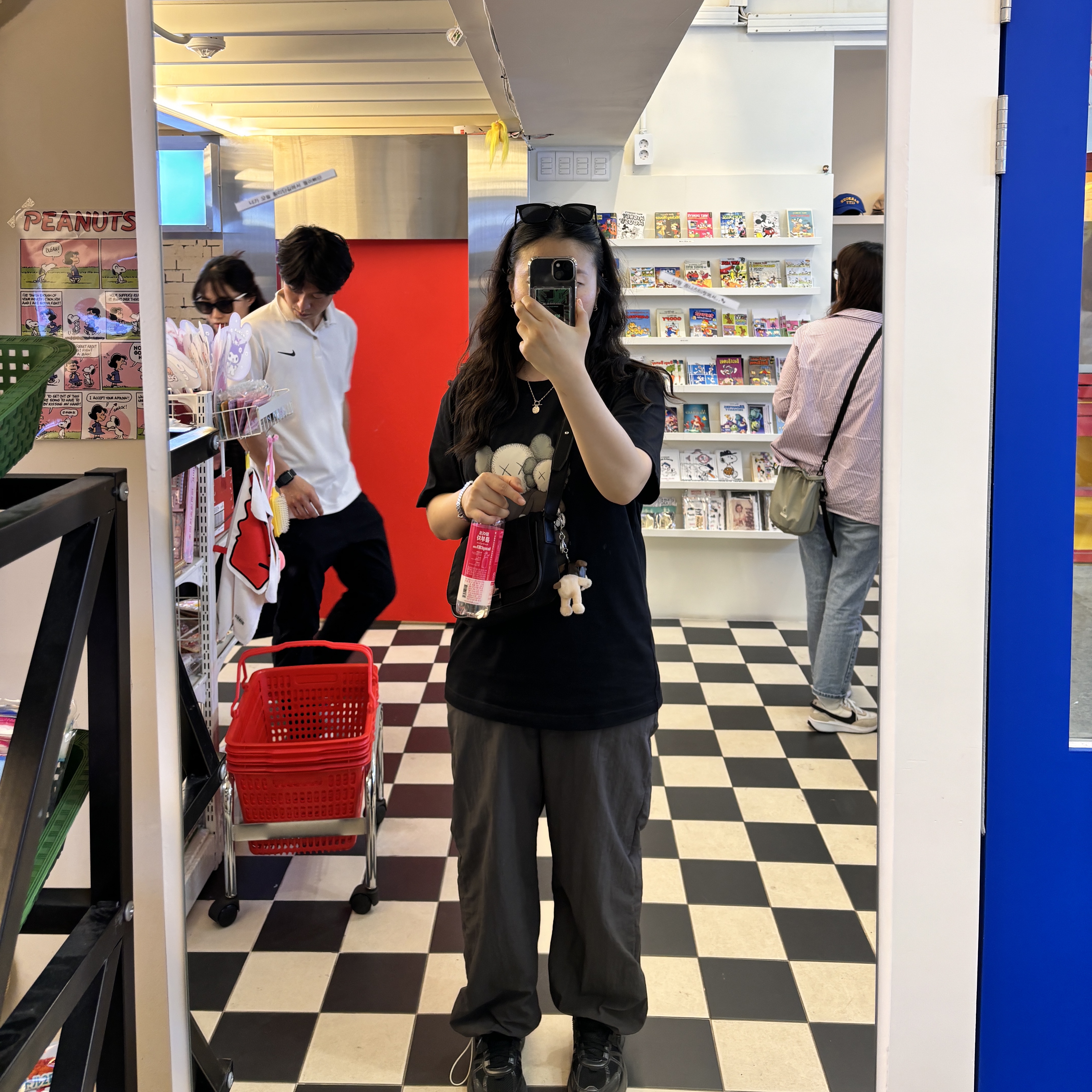 Uniqlo UT x Kaws Short Sleeve Graphic T-Shirt Black, Nike V2K Run Black Anthracite 착용 스타일