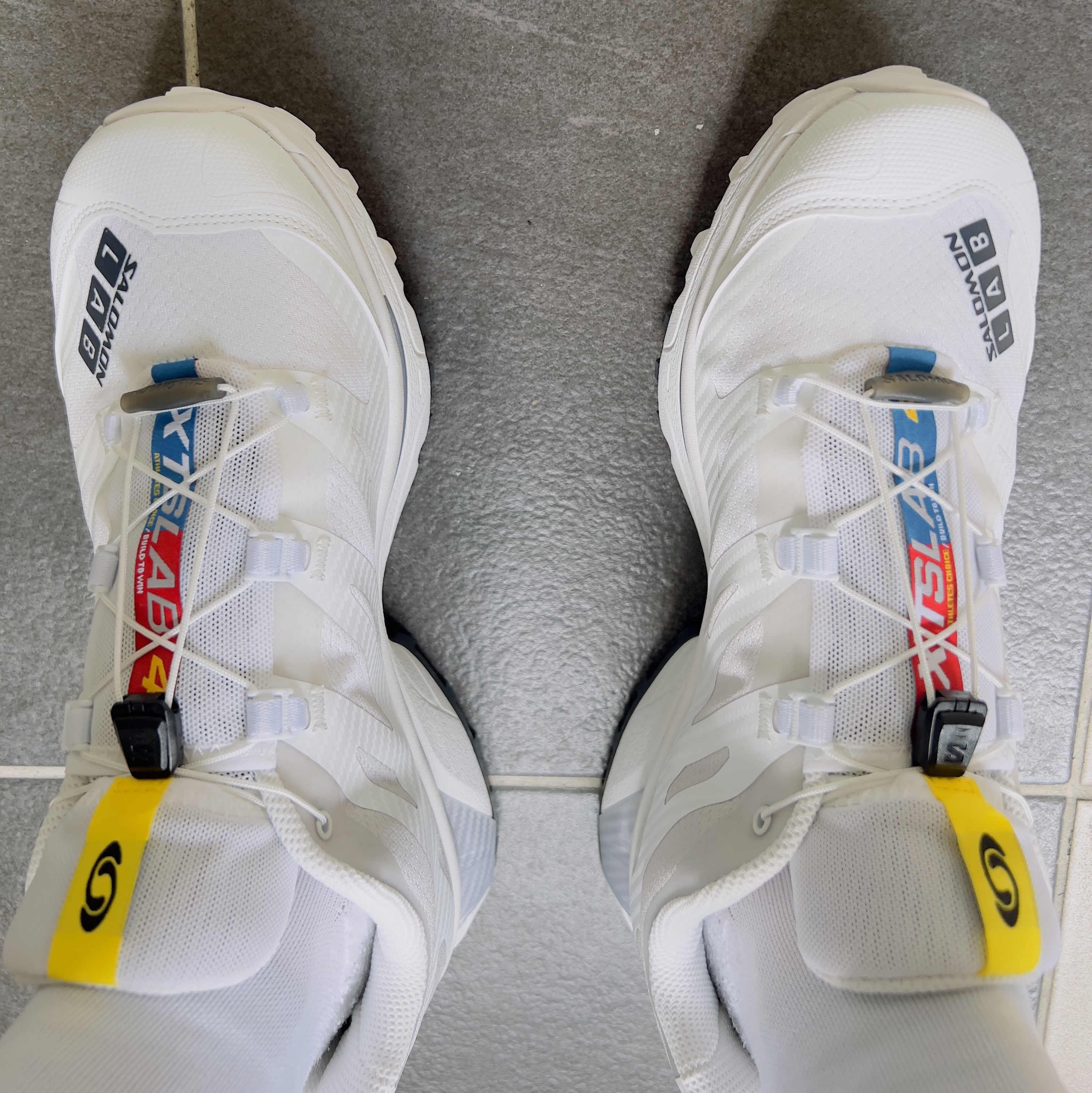 Salomon XT-4 White Lunar Rock 착용 스타일