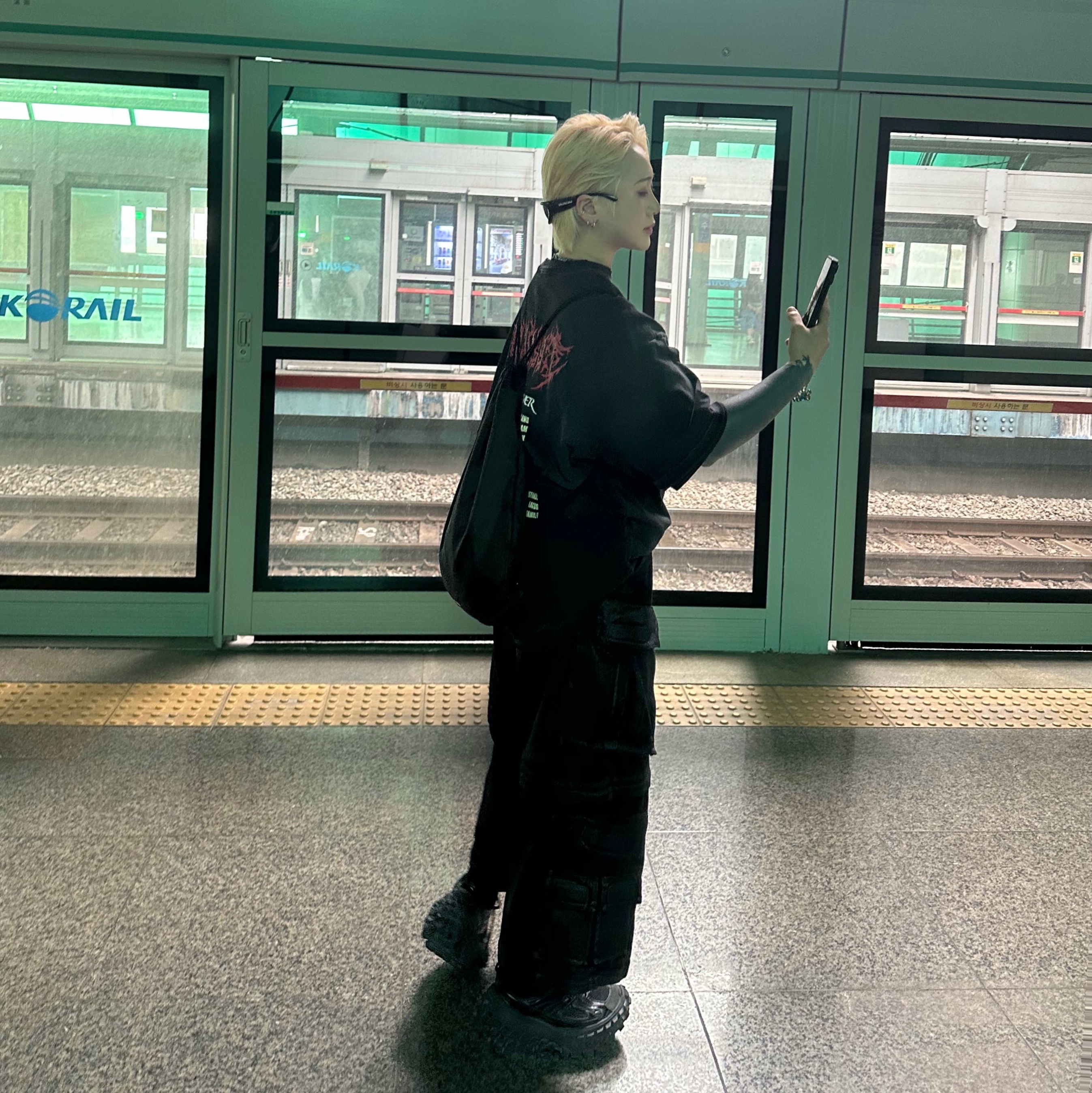 Balenciaga Defender Sneakers Black, Project G/R Oversized Convertible Cargo Pants Coated Black 착용 스타일 - 1
