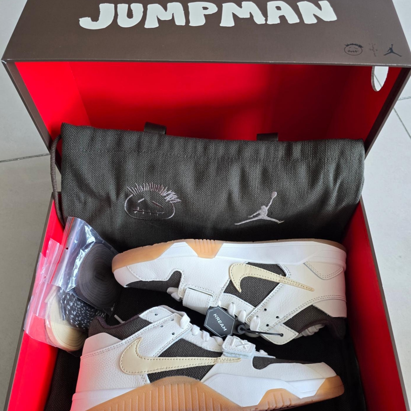 Jordan x Travis Scott Jumpman Jack TR Sail and Dark Mocha 착용 스타일 - 2