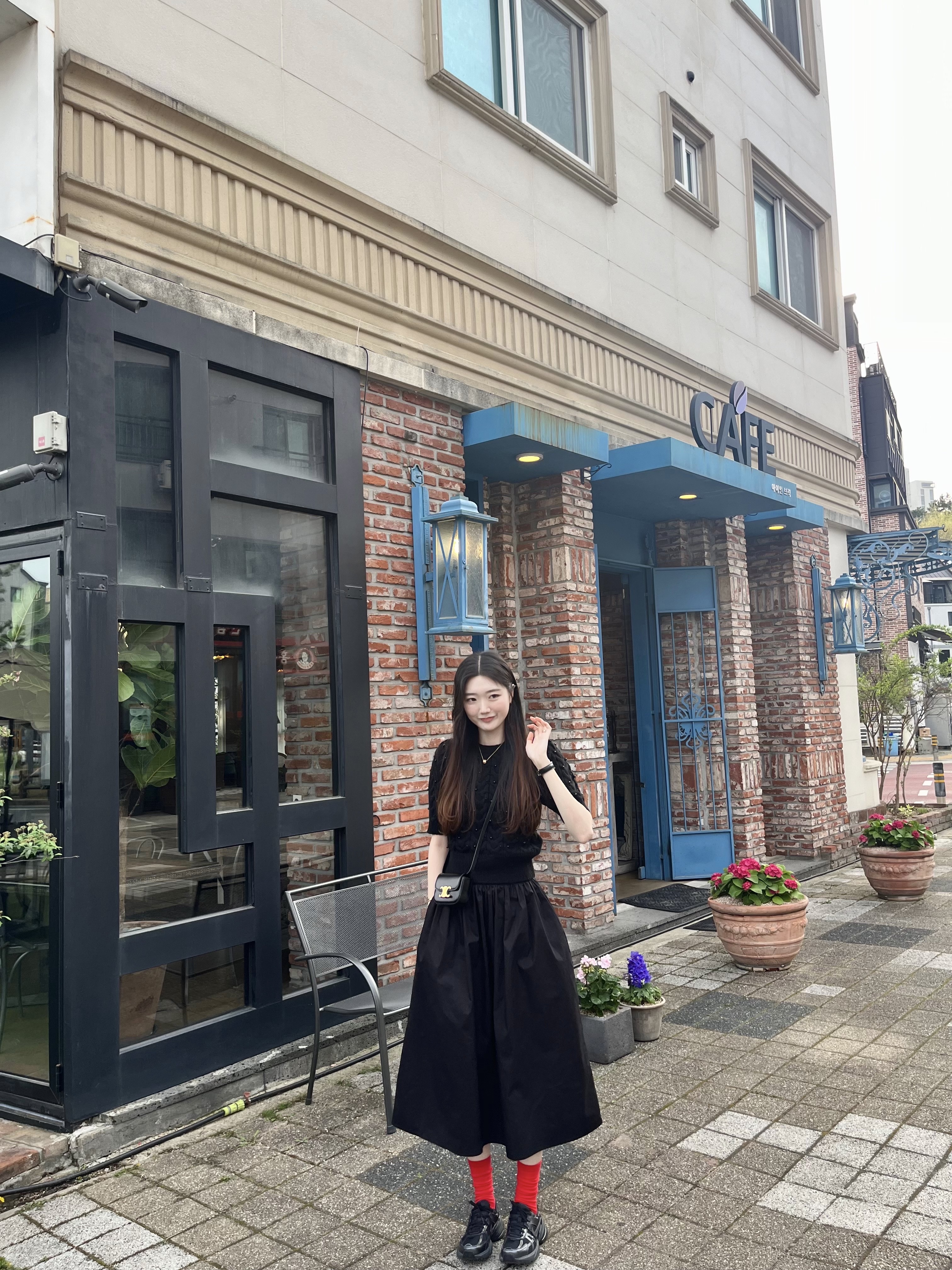 Celine Mini Claude in Shiny Calfskin Black, Nike V2K Run Black Anthracite 착용 스타일 - 1