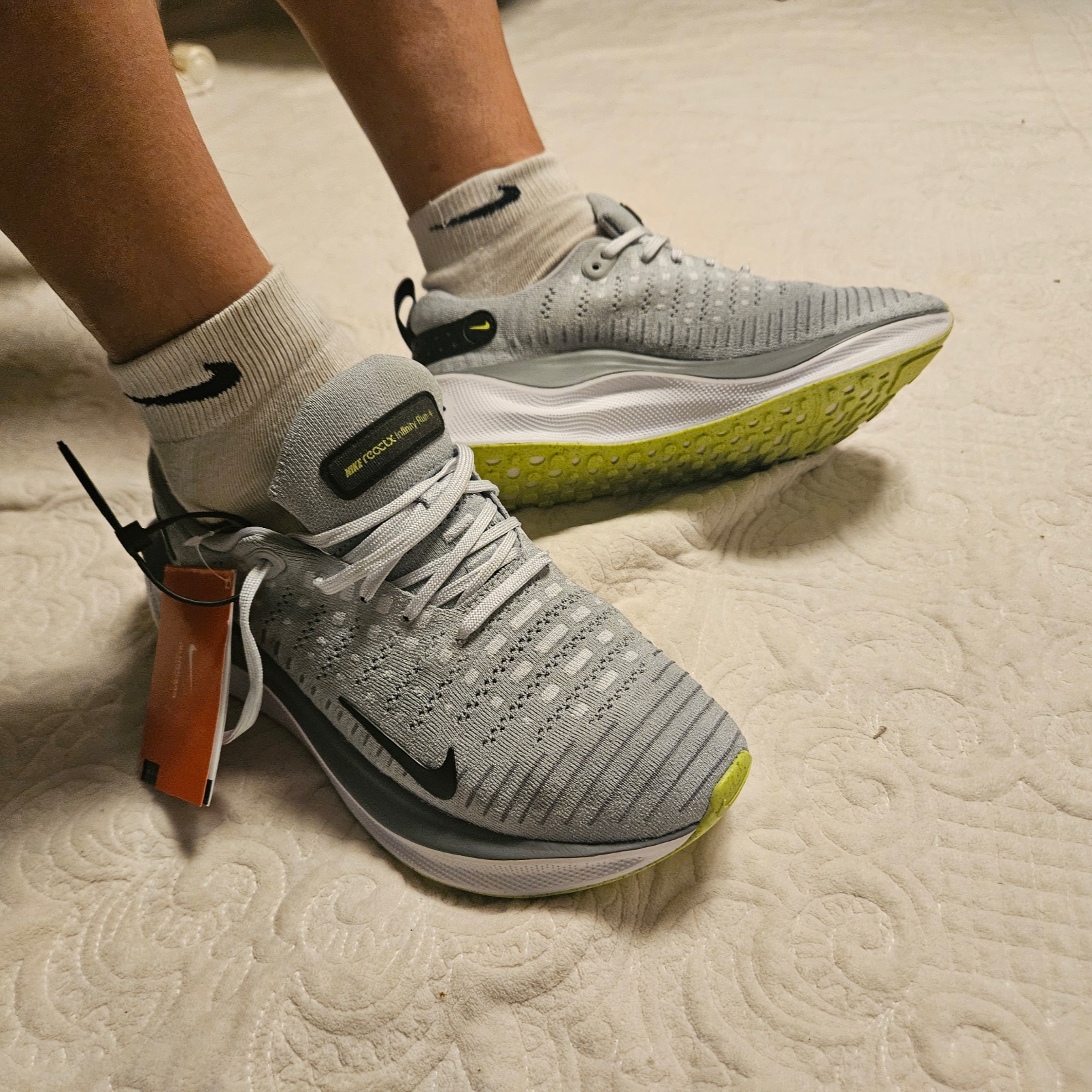 Nike ReactX Infinity Run 4 Wolf Grey Black 착용 스타일 - 2