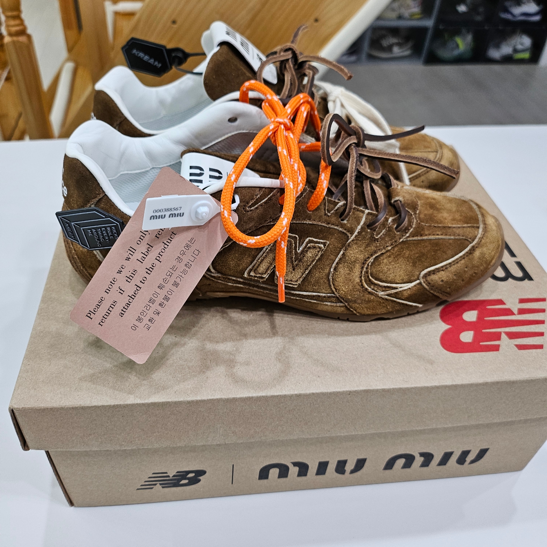 (W) New Balance x Miu Miu 530 Suede Mesh Sneakers Cinnamon 착용 스타일 - 1