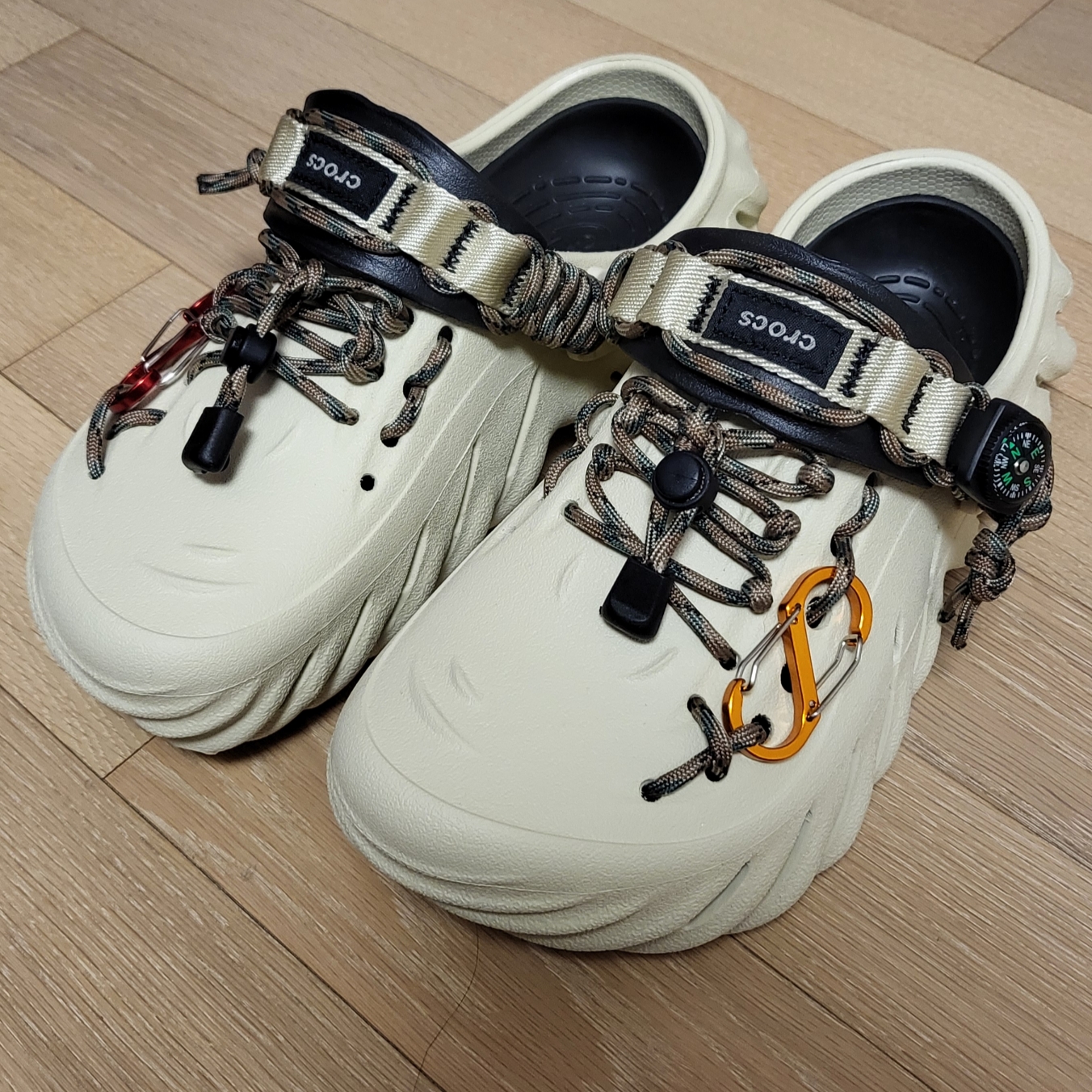 Crocs Echo Clog Bone Black 착용 스타일