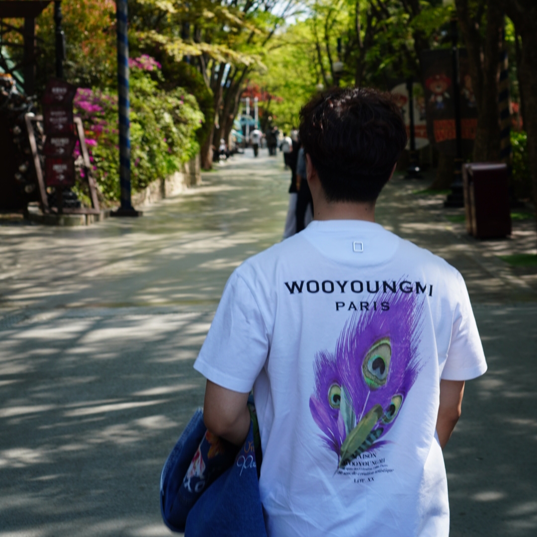 Wooyoungmi Flower Print Denim Shirt Blue - 24SS, Wooyoungmi Feather Back Logo T-Shirt White - 23SS 착용 스타일 - 2